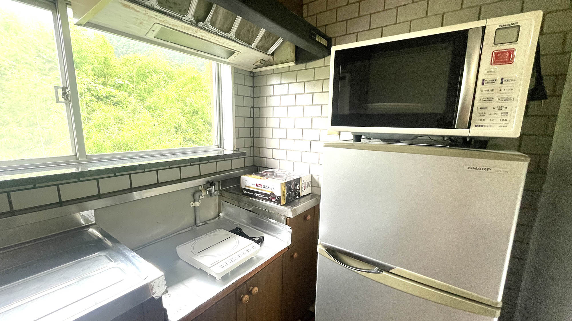 ・【キッチン】1口のIHコンロ、電子レンジ、冷蔵庫を完備しております。旅先でも快適に自炊ができます