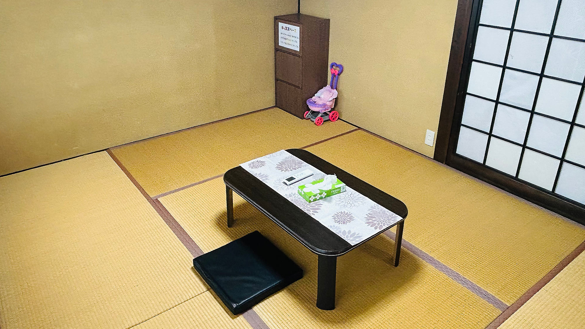 ・【キッズスペース】お子さまが自由に遊べる畳の空間をご用意しております