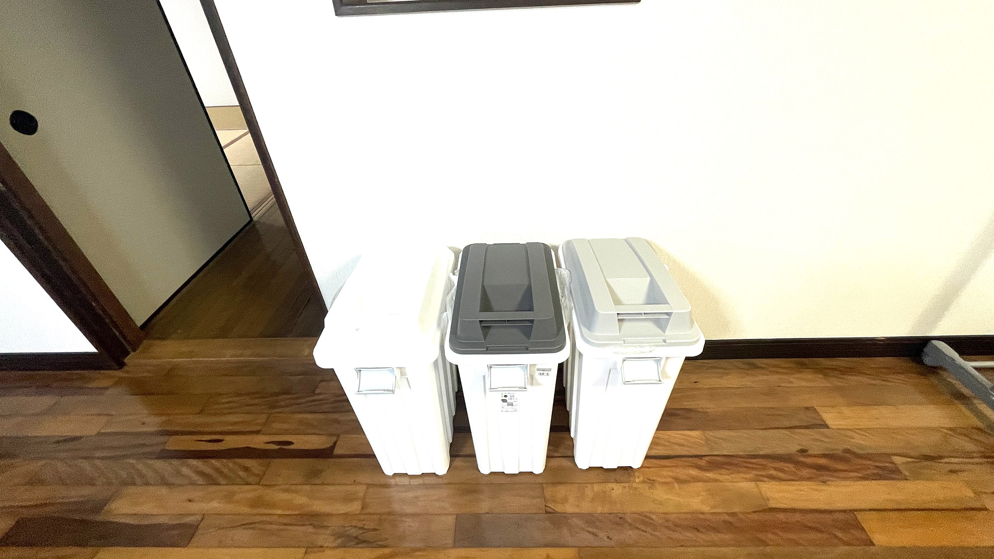 ・【ダイニング】ごみ箱を3つご用意しております。ごみ捨ての心配もなくご連泊の際も安心です