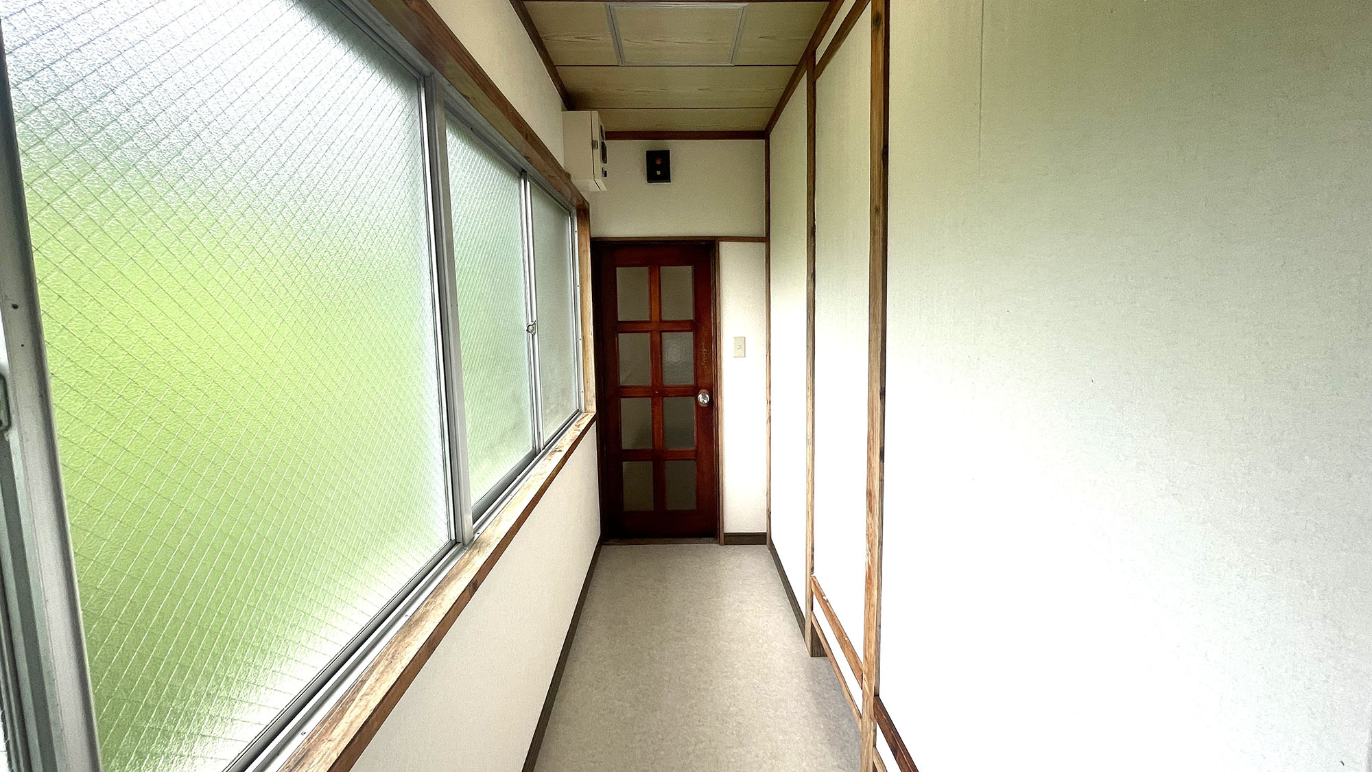 ・【廊下】窓から明るい光が差し込む廊下です。日中は照明いらずでご利用いただけます