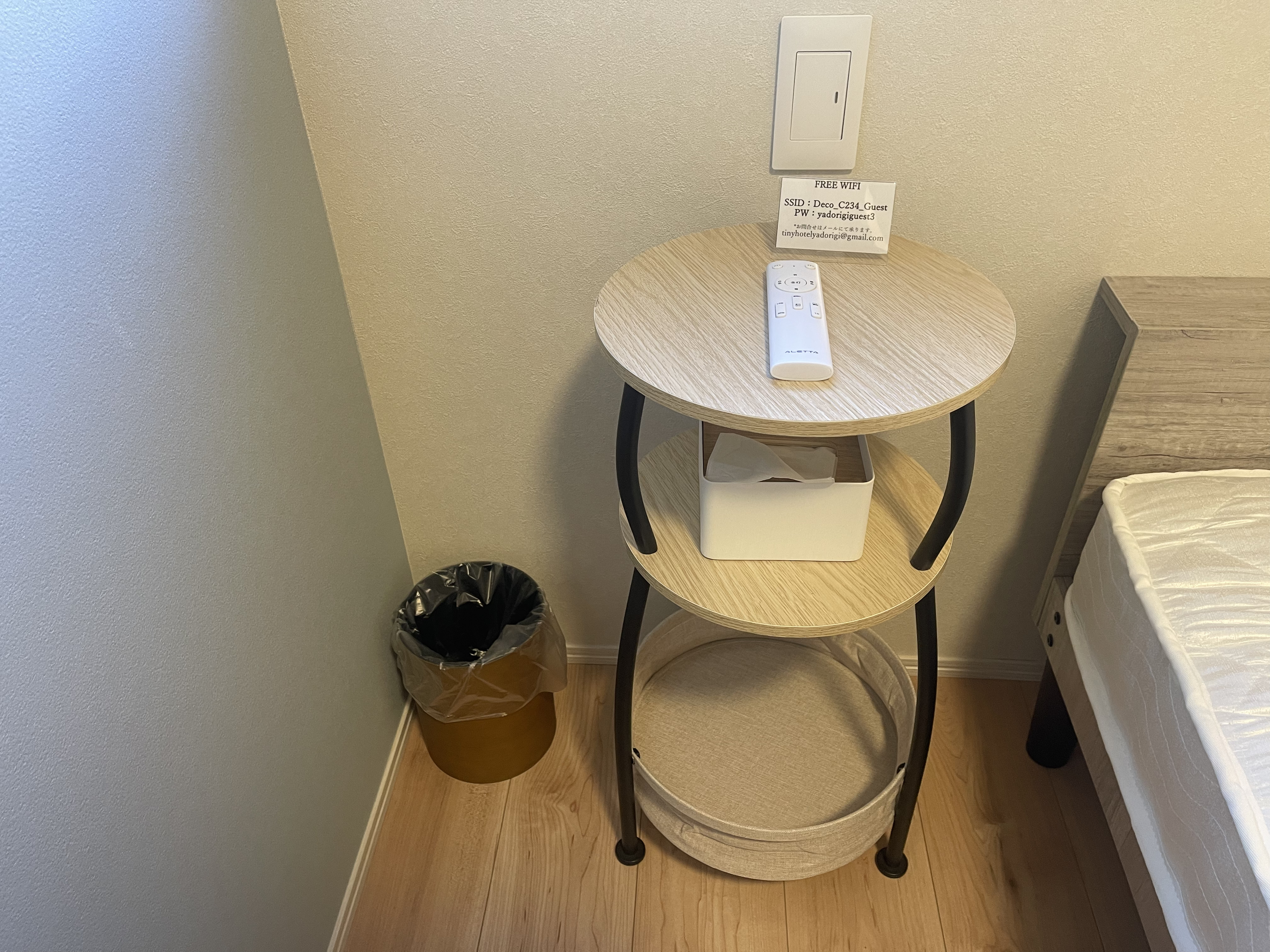 サイドテーブル