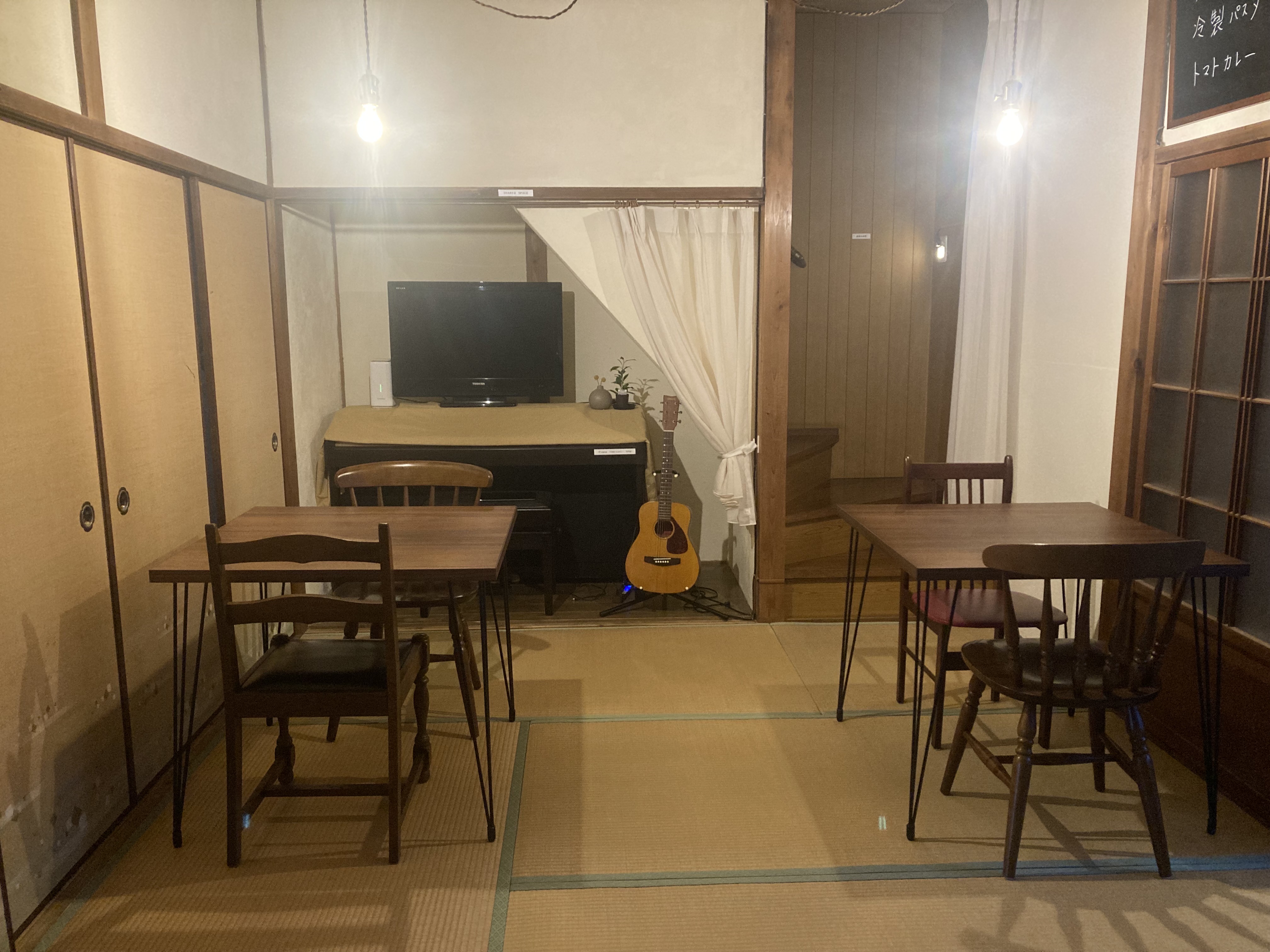 1F コミュニティルーム TV、お食事、団欒にお使いください。 ピアノ、ギターもご自由に弾いていただけます♪