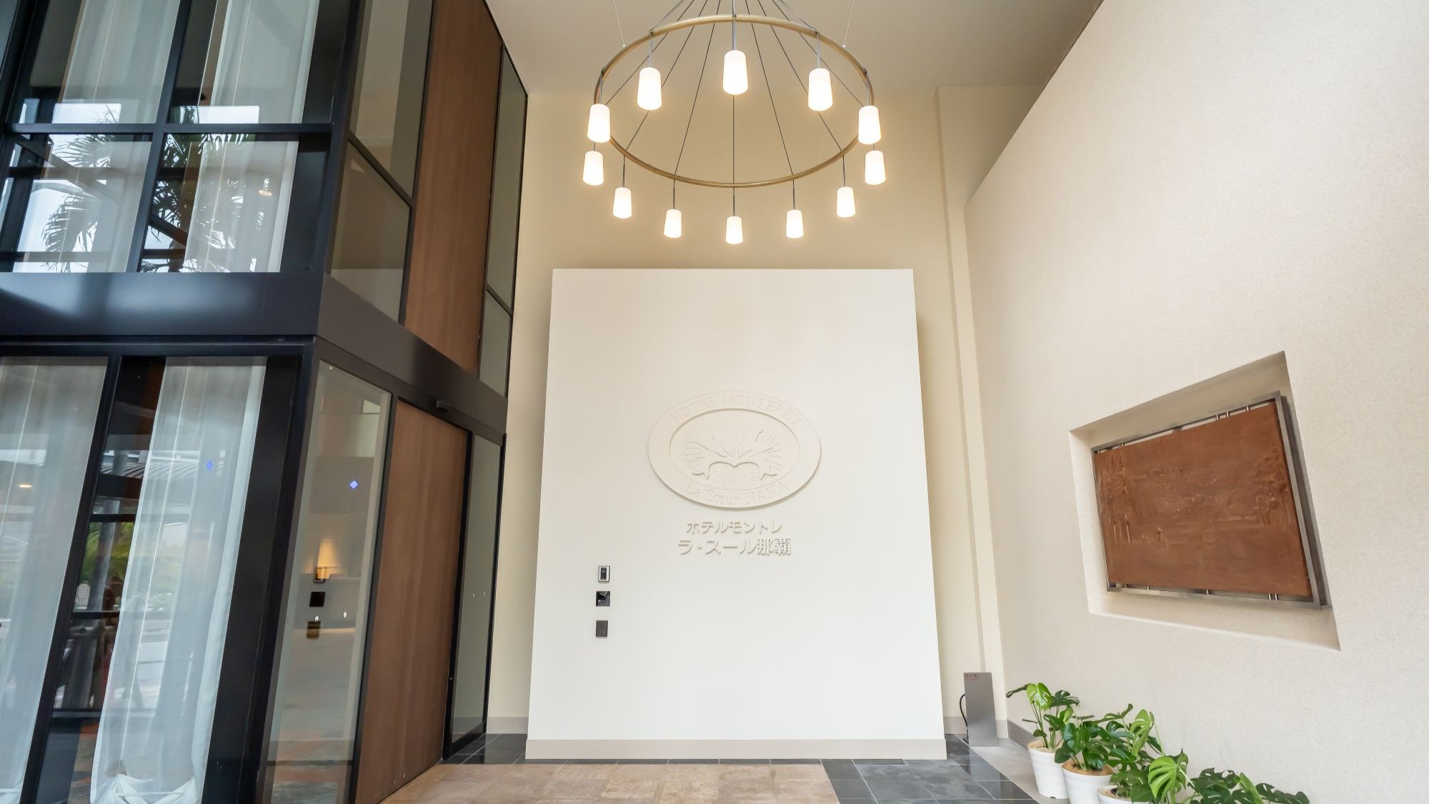 館内に一歩足を踏み入れれば、 沖縄の満天の星と美しい海をイメージした、上質で落ち着いた空間