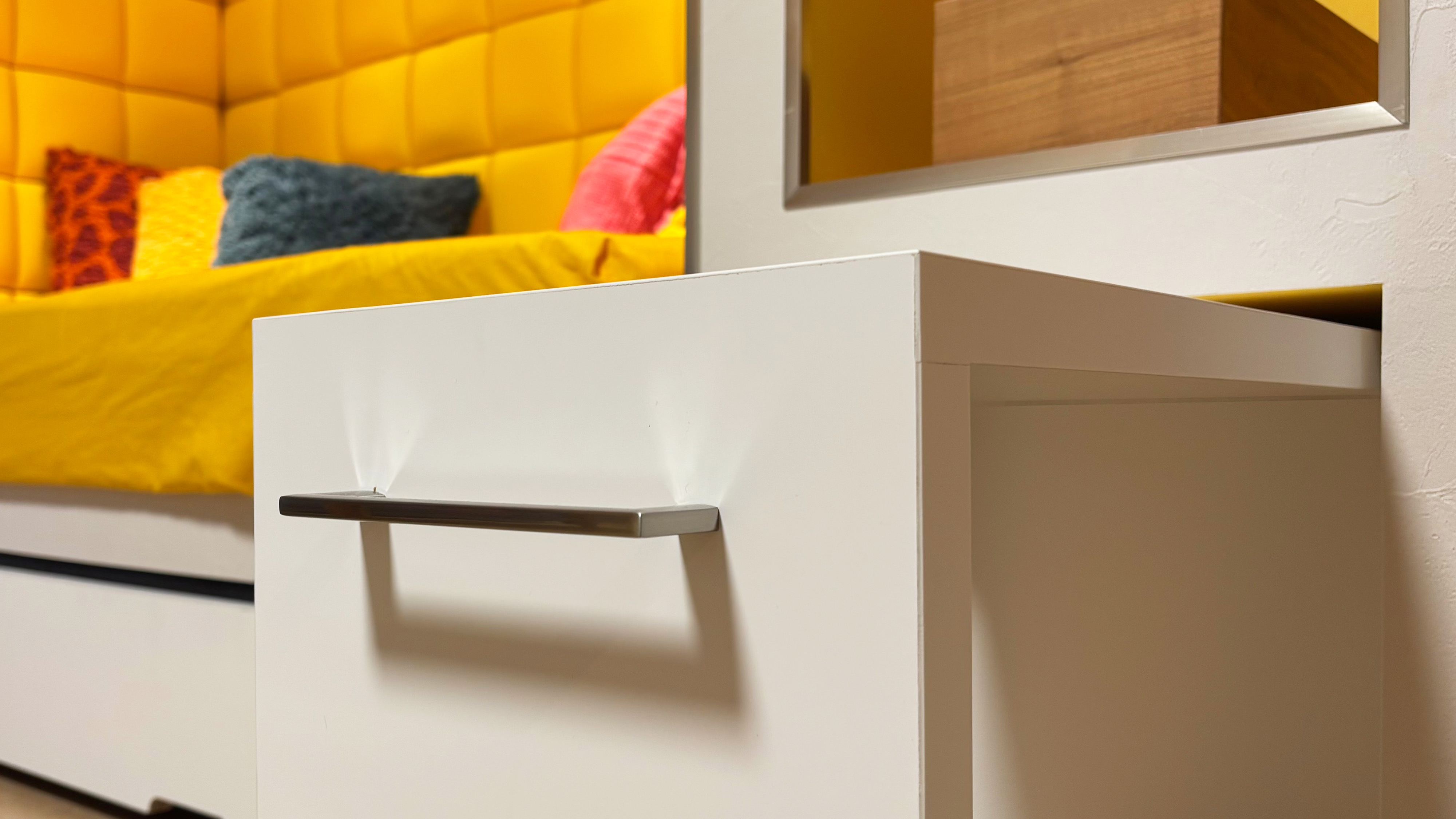 ＊サイドテーブル（可動式）