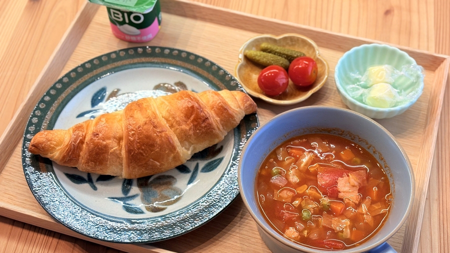 【女性限定】焼きたてパンと美味しいスープのシンプル朝食♪【朝食付】