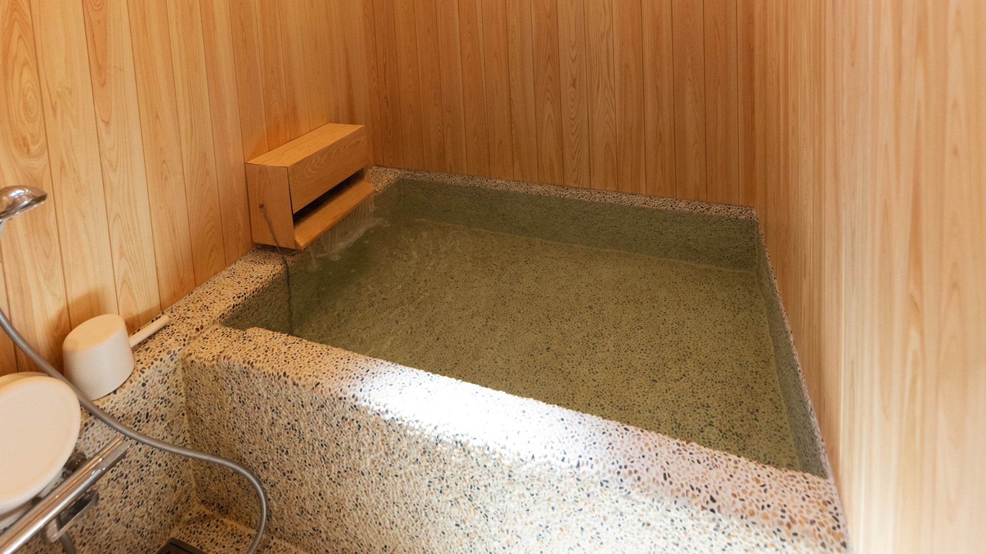 浴室_網代温泉源泉かけ流しの湯。45分貸切制でご利用ください。*