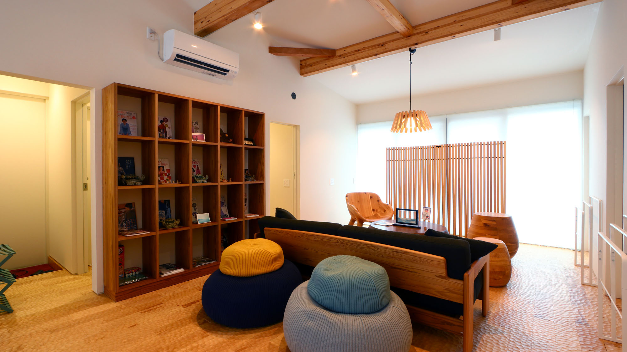 共用部_ラウンジ_飛騨家具のソファやテーブル。館内にテレビはございません。いつもと違う時間をお過ごしください*