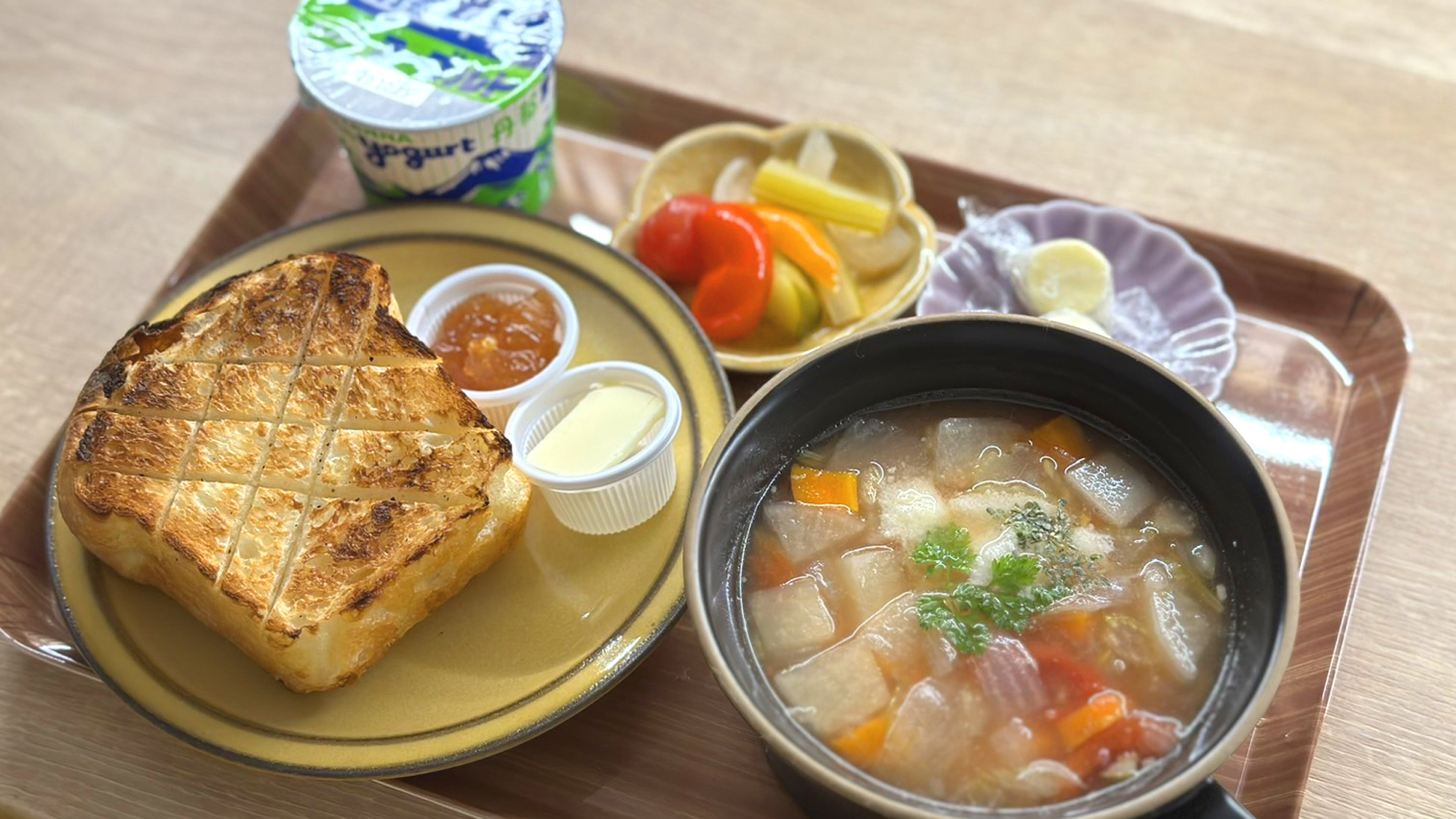 焼きたてパンと美味しいスープの朝食*
