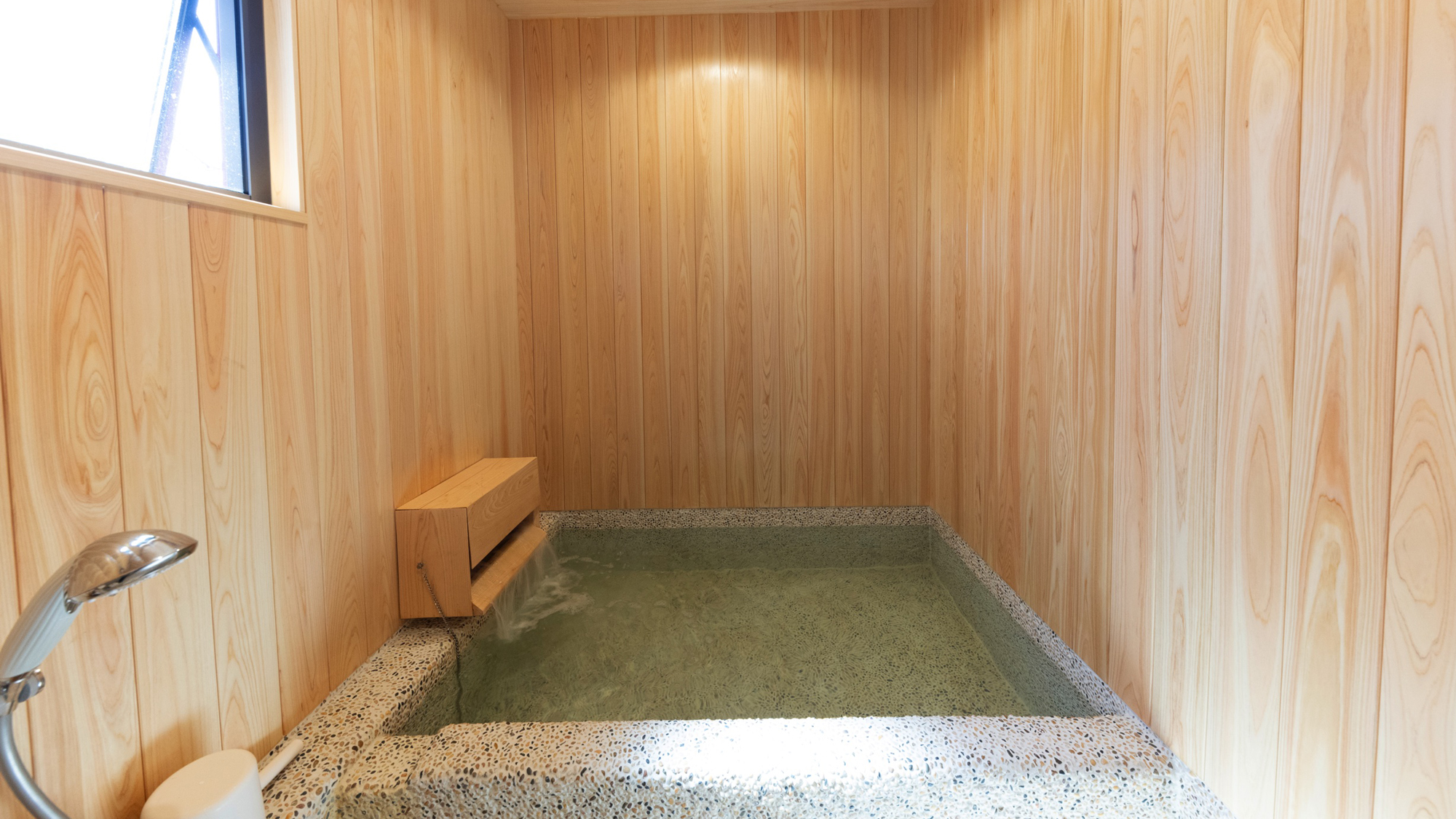 浴室_網代温泉源泉かけ流しの湯。45分貸切制でご利用ください。*