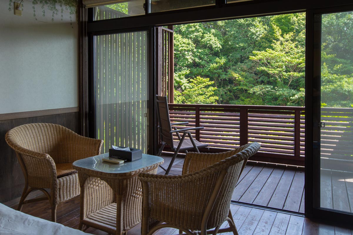 離れにある露天付きルーム。お部屋までは階段がございます。