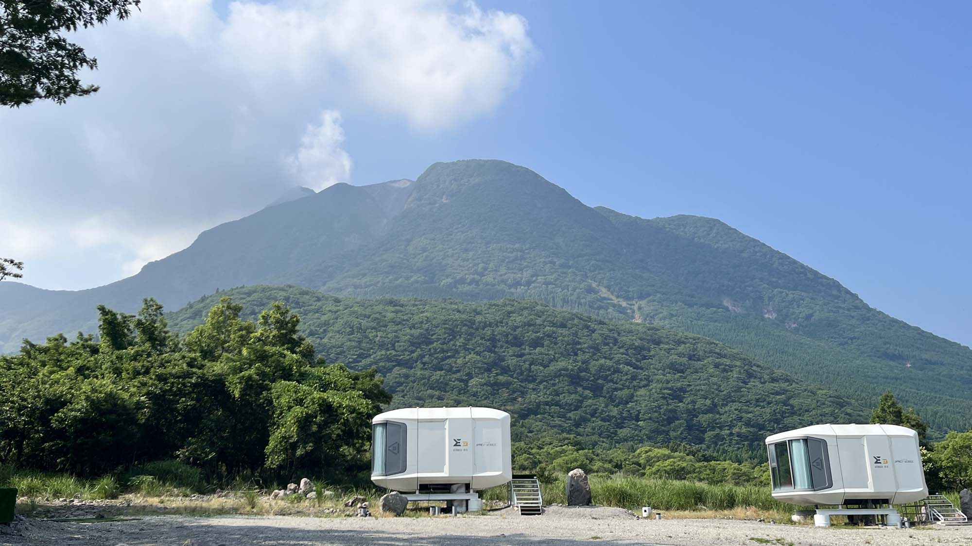 由布岳の前に宇宙船が到着