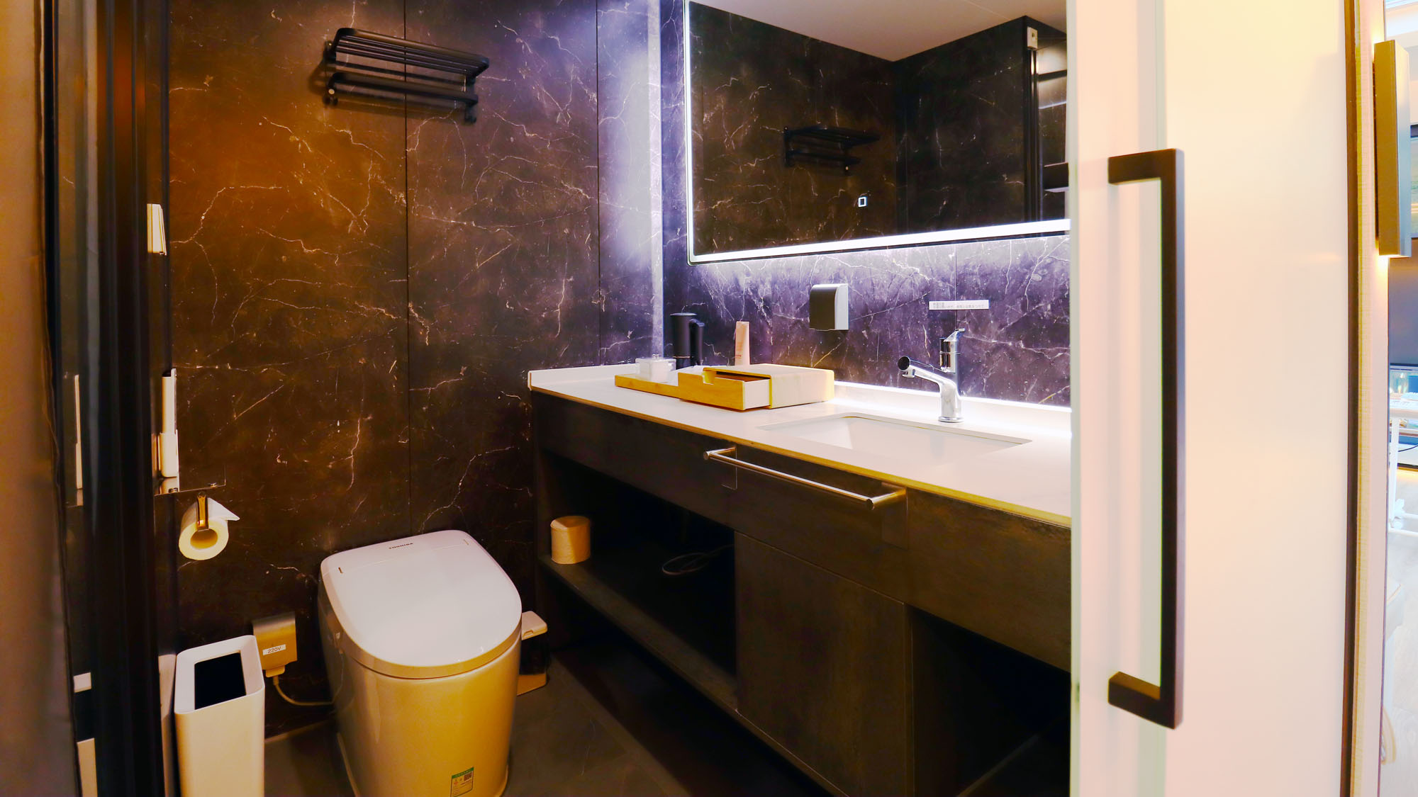 【E7】高級感あふれる大理石。トイレに大きい洗面台