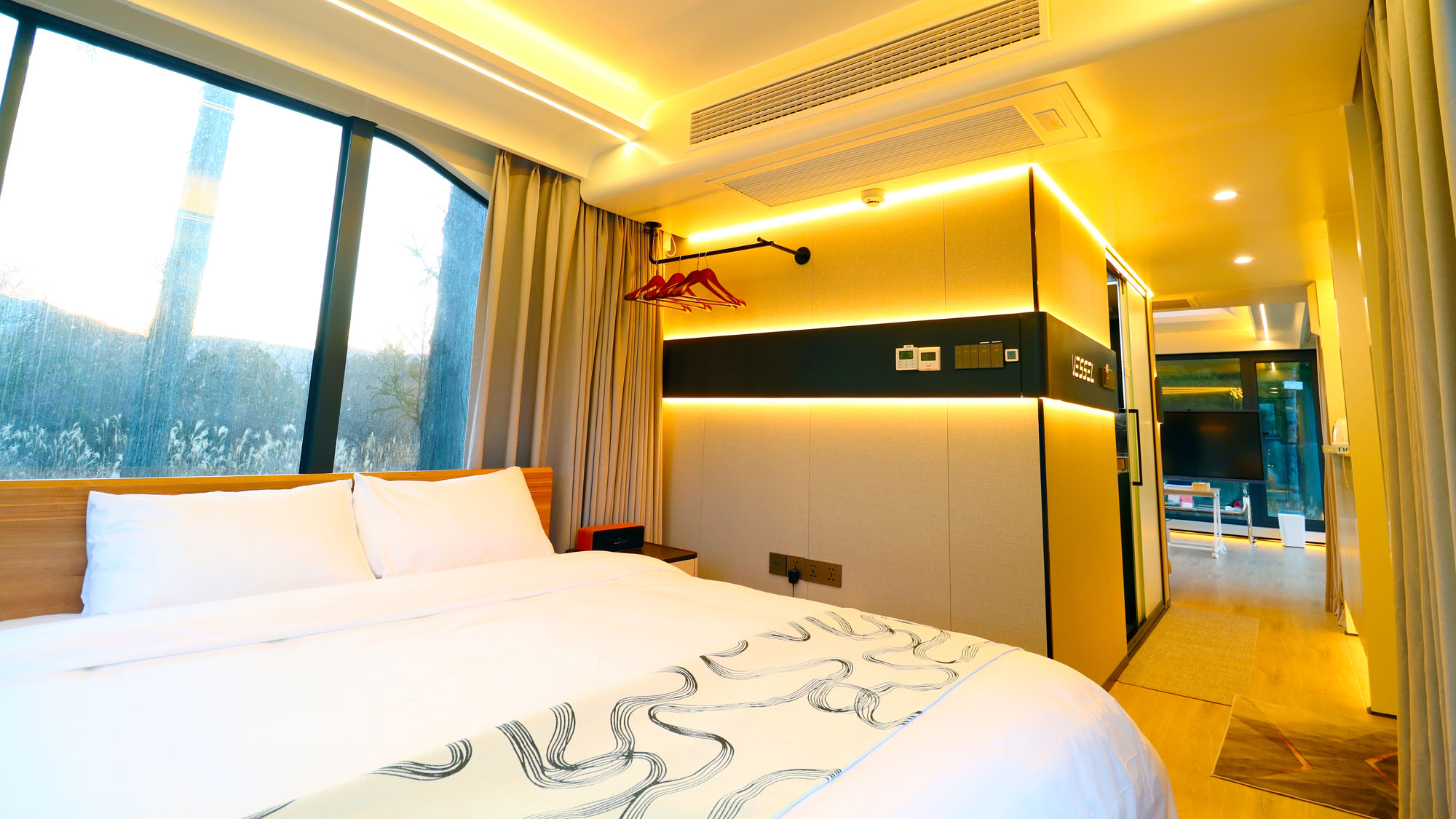 【E7】天井のライトがロマンティックに演出