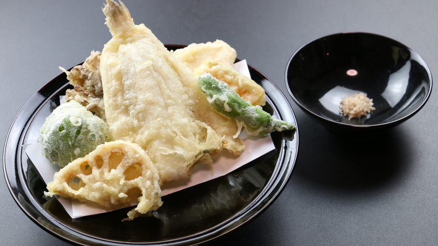 #【ご夕食一例・揚げ物】旬の魚の米粉の天ぷら 笹川流れの藻塩でお召し上がりください