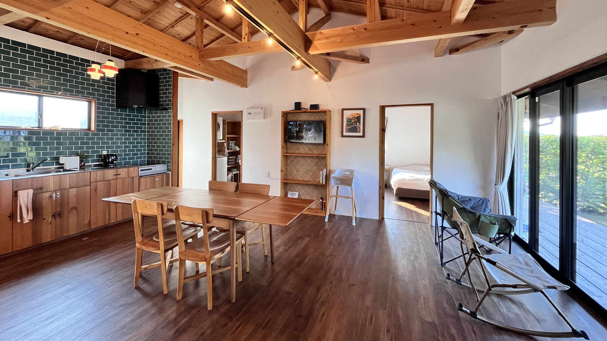 【朝食】朝の光と潮風を感じながら、手作りの島ごはんで始める穏やかな一日