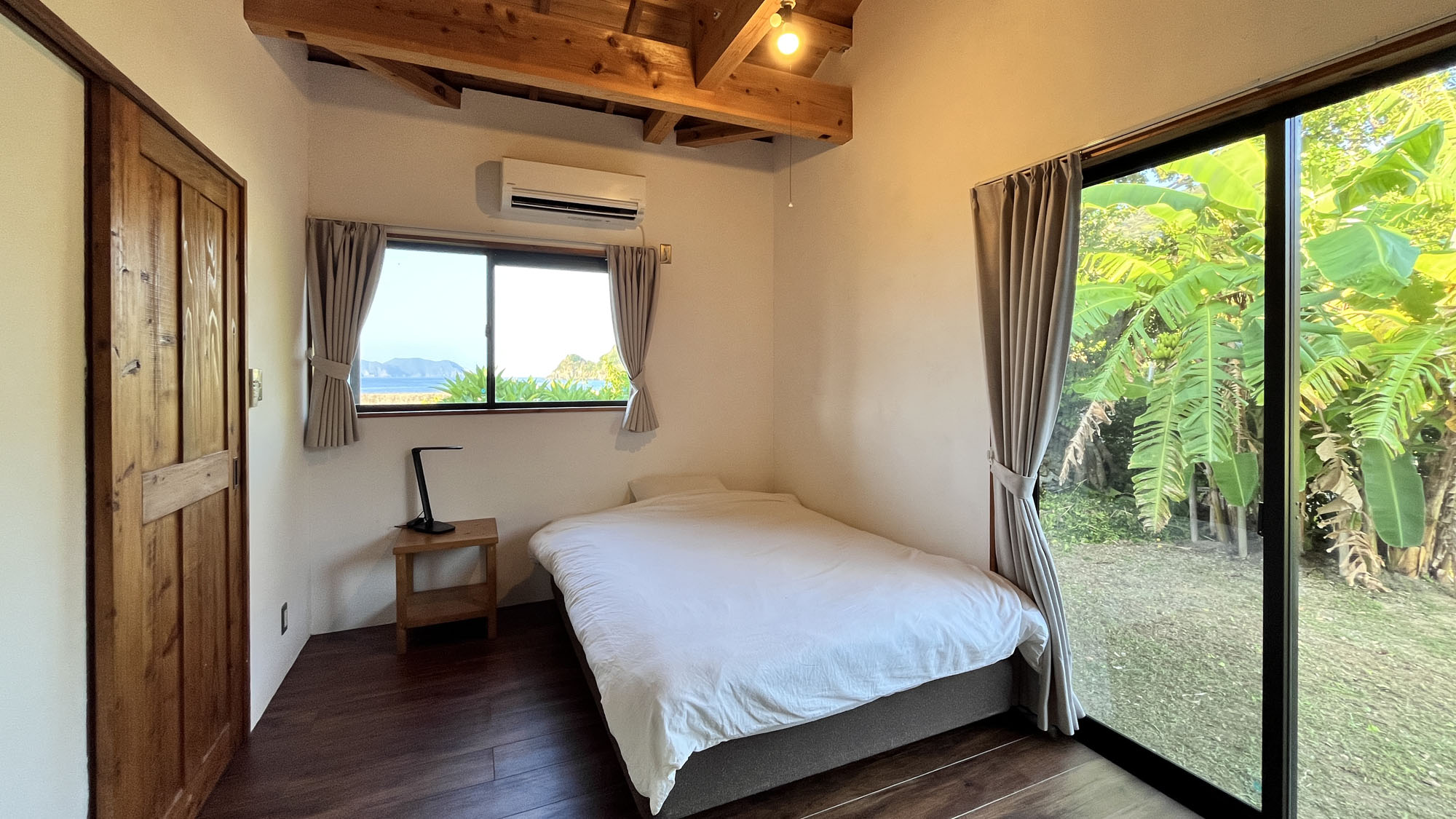 【シングルルーム】セミダブルベッド１台。