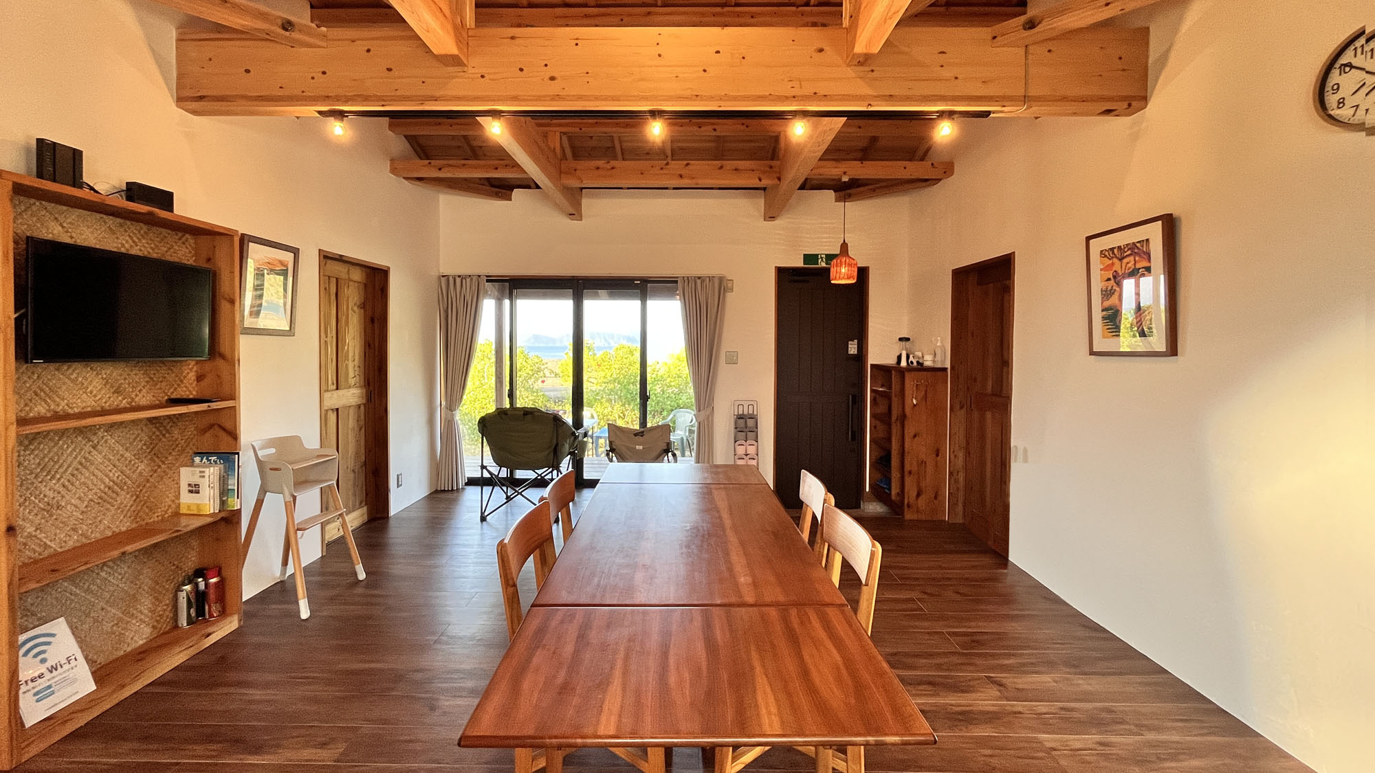 【リビング】自然とつながるような開放感が広がる朝のリビング。