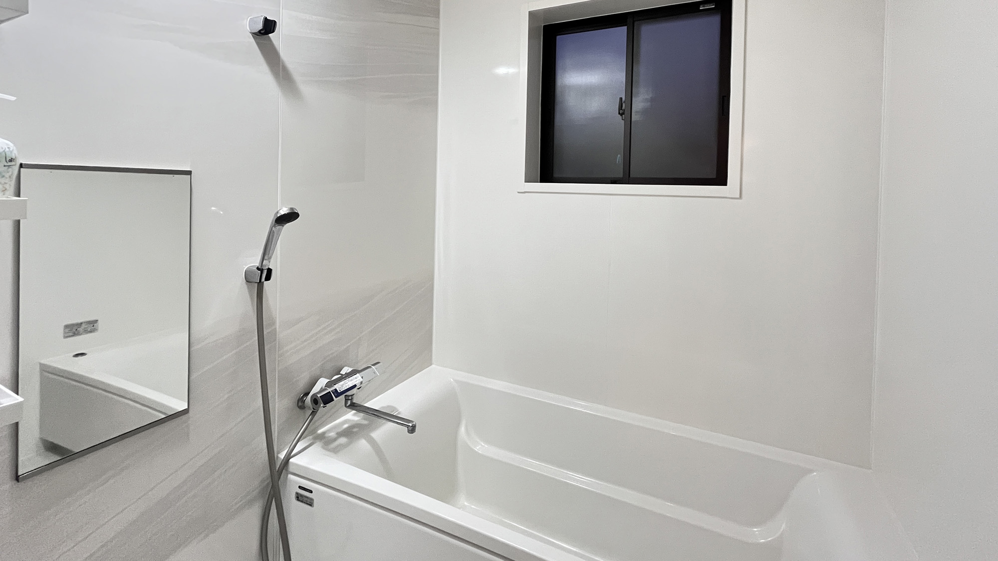 【バスルーム】ゆったり浸かれる広めのバスルーム。島で過ごす一日に、やさしい休息を添えてくれます。