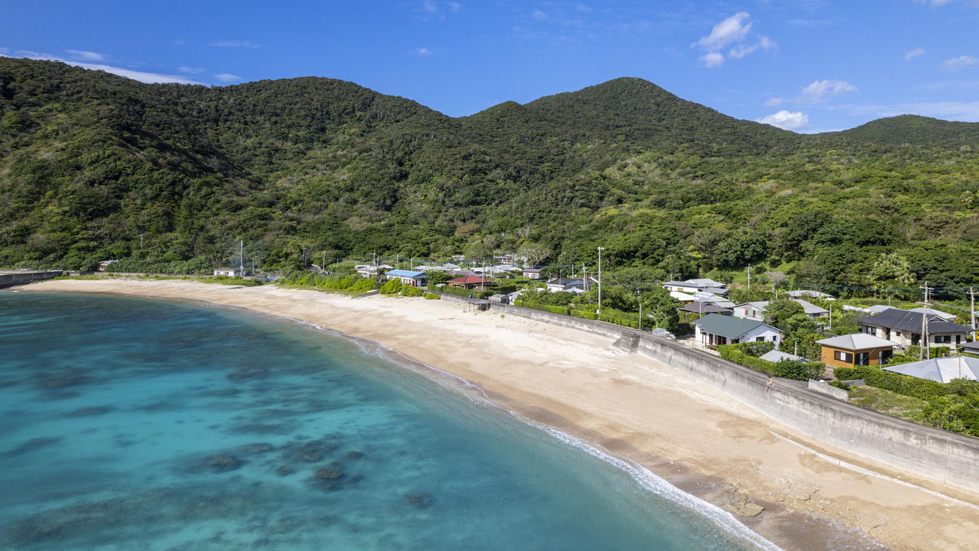 【目の前の須子茂海岸】小さな集落と、そのすぐそばに広がる美しい海。