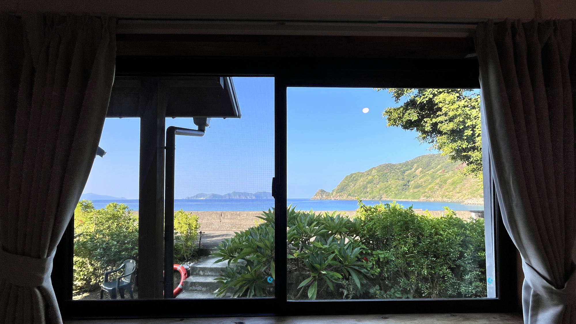 【イメージ】窓いっぱいに広がる須子茂の海。深呼吸したくなるほど澄んだ景色が、心をすっと軽くします。