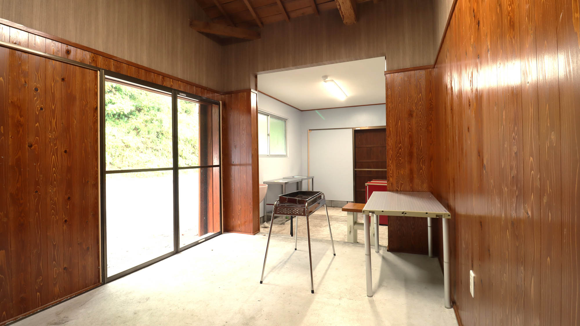 【共用BBQスペース】屋内にもスペースがあるから雨でも安心