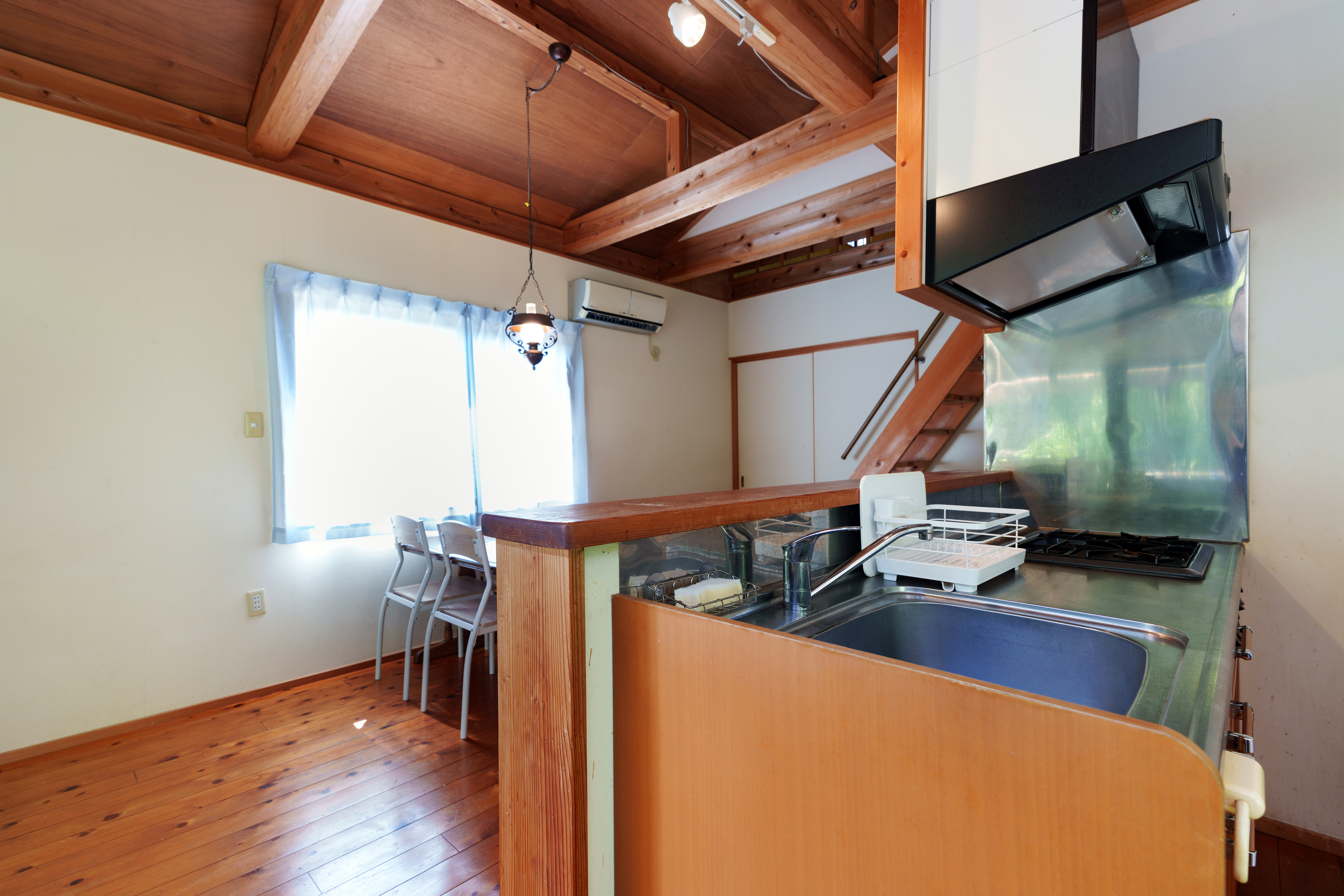 木の香りが集う、ひらかれたキッチン