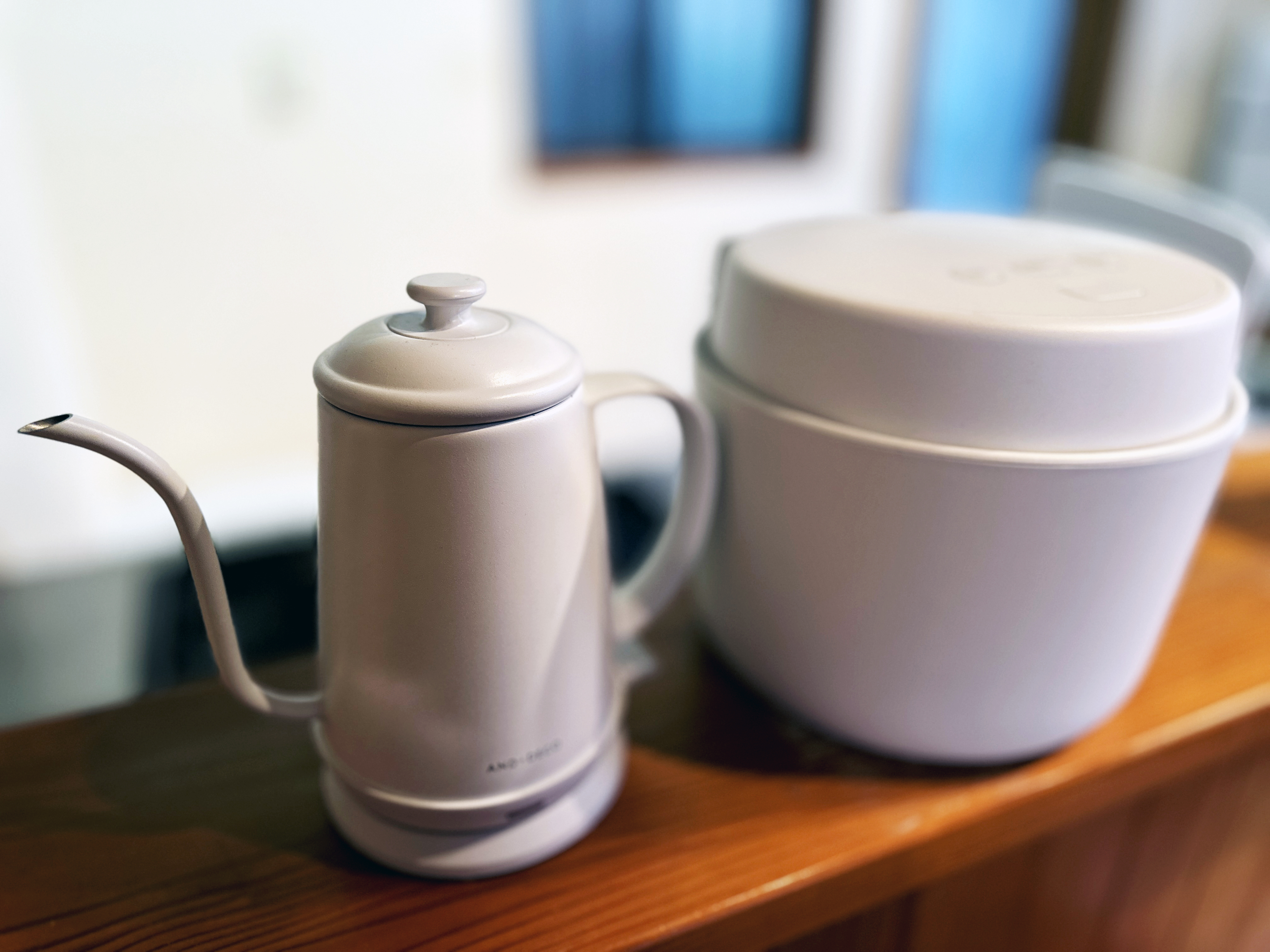 白いポットと炊飯器が、静かに並ぶキッチンの一角。 火を入れる前の静けさに、これから始まる一日の輪郭が浮かびます。 コーヒーの湯気と、炊き立てのごはんの香り。 ここでは「用意する時間」さえ、旅の楽しみになります。