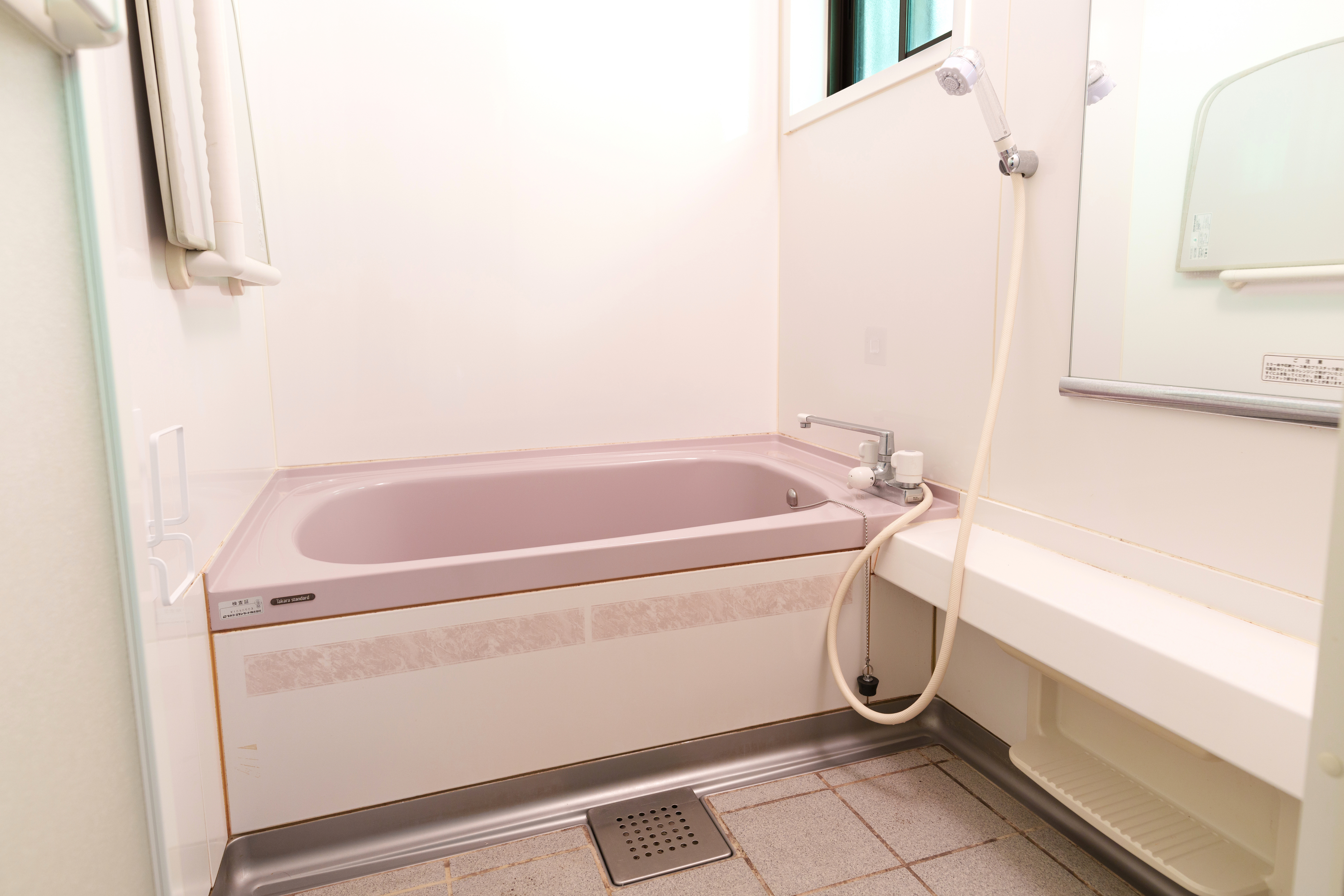 無駄を削ぎ落とした白い空間に、淡い色合いの浴槽が静かに佇む。 深く身を沈めれば、旅の疲れや思考までもが、ゆっくりと溶けていく。 朝は目覚めの一湯を、夜は自分を取り戻すための一湯を。