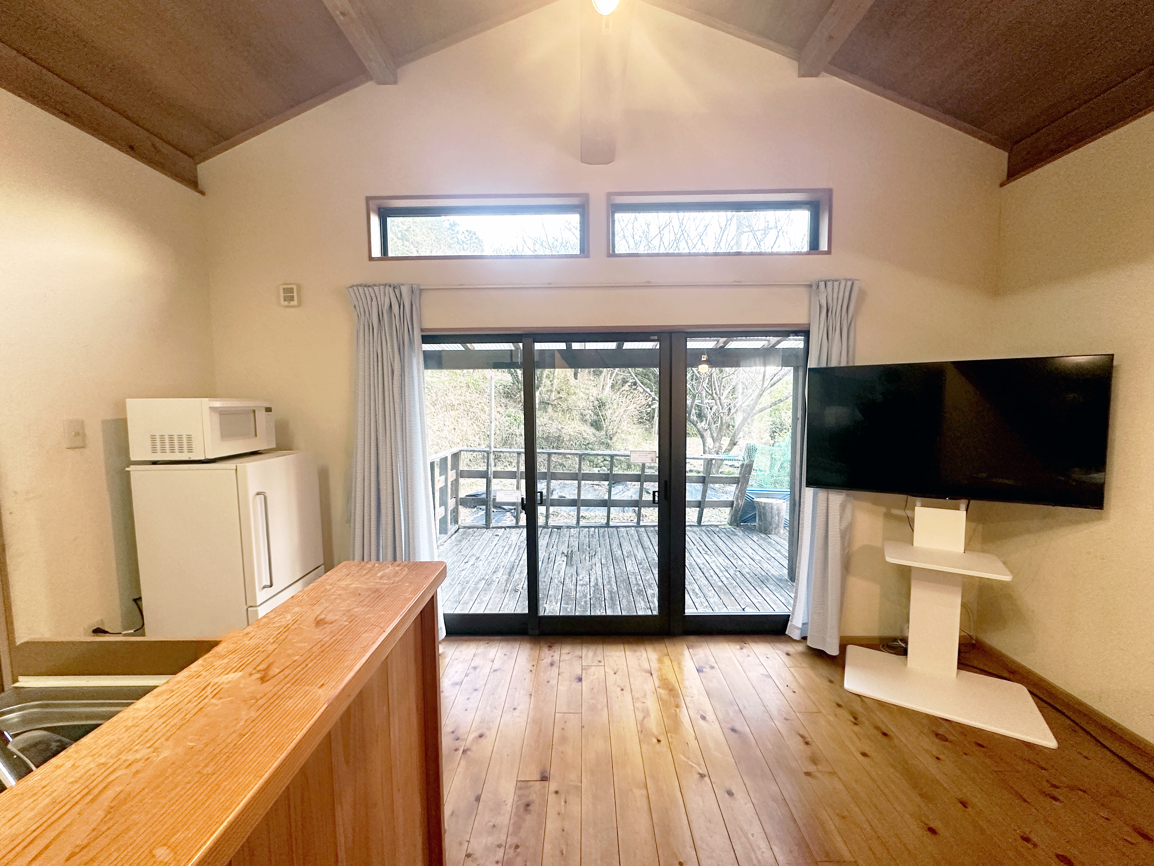 森へひらく、くつろぎの間 ― 50インチの余白