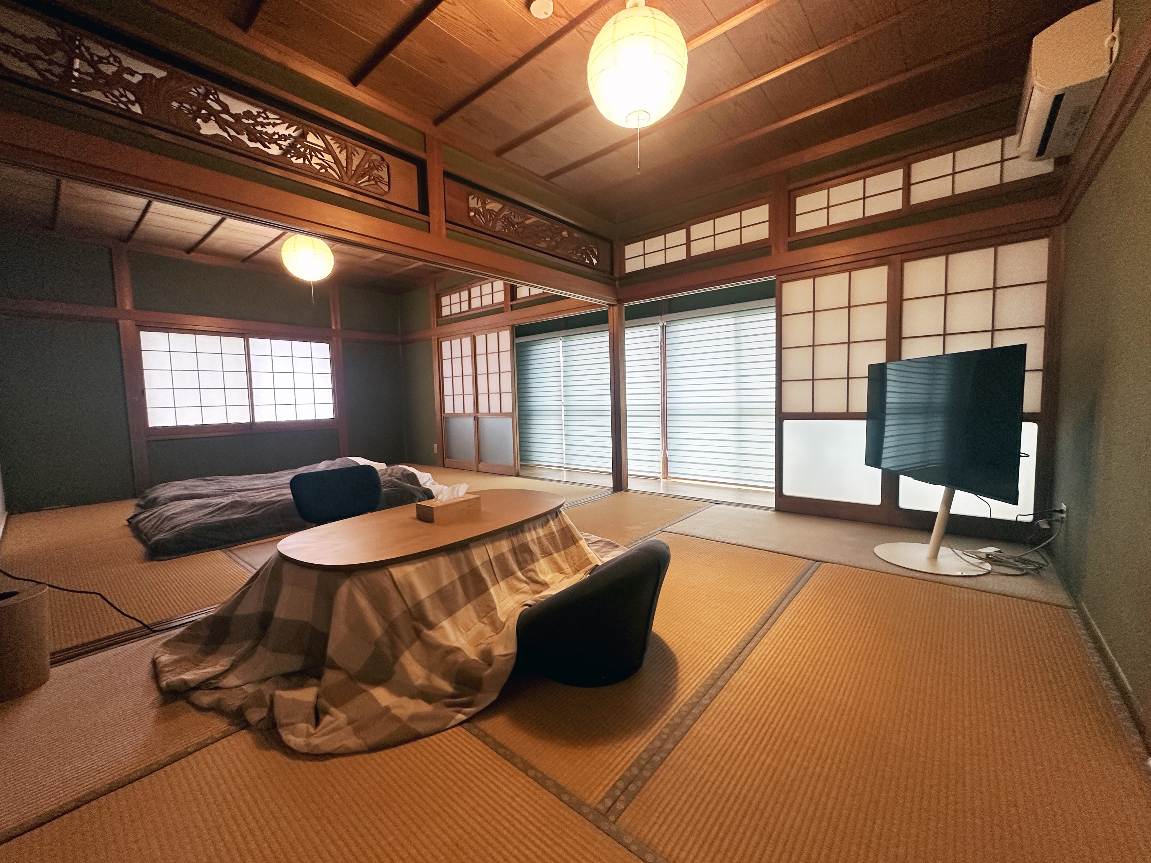 柔らかな灯りとこたつの温もりに包まれる和室。足を伸ばして、心ゆくまでお寛ぎください。