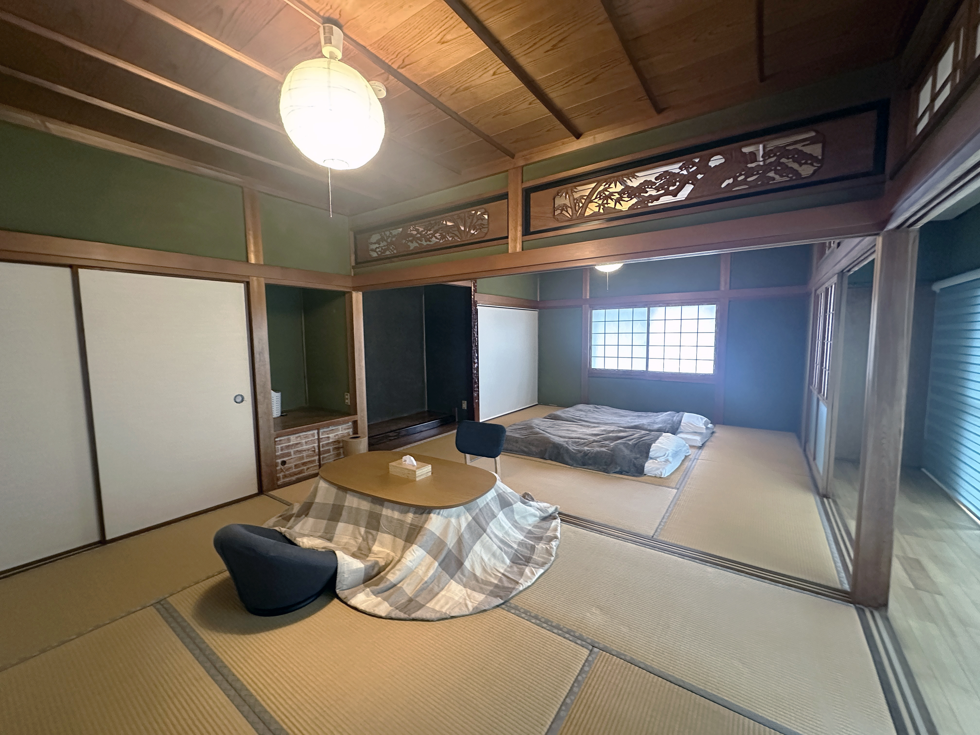 欄間が目を引く、二間続きの広々とした和室。こたつで暖を取りながら、心安らぐひとときを。