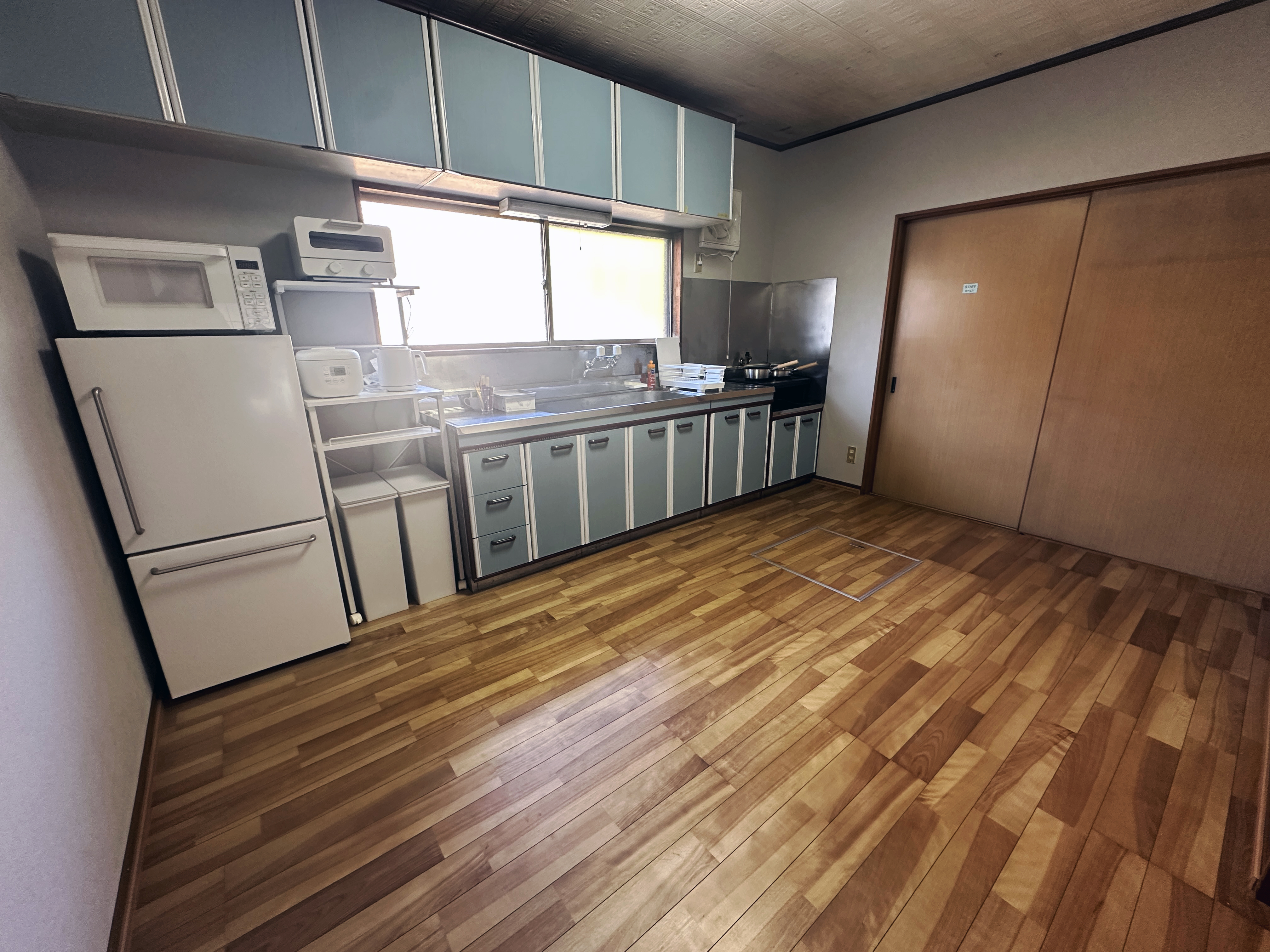 暮らすような滞在を叶える、充実設備の広々としたキッチン。長期滞在やワーケーションにも最適です。