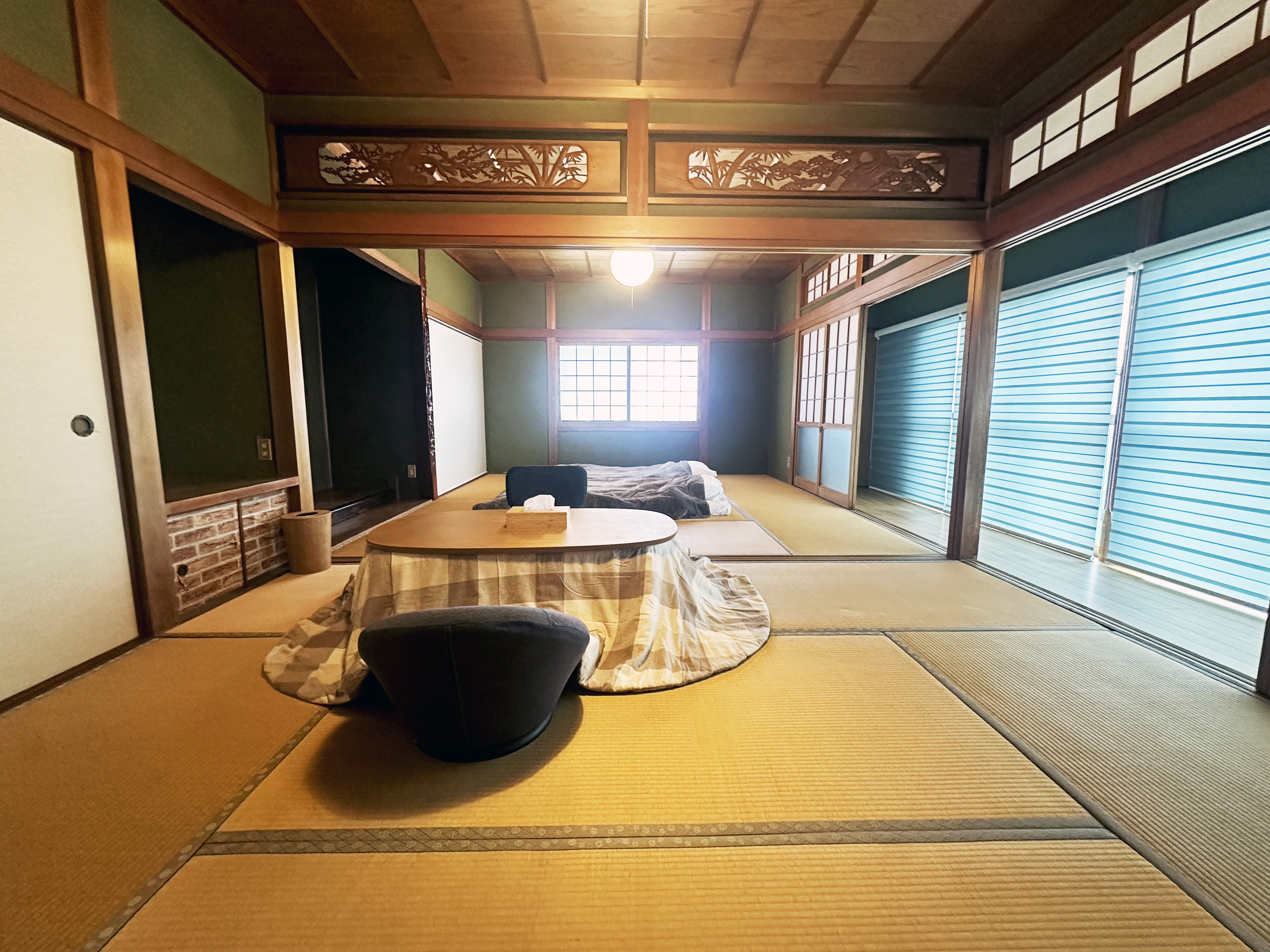 たっぷりと陽光が注ぐ開放的な和室。こたつを囲み、日常を忘れて心ほどける穏やかなひとときを。