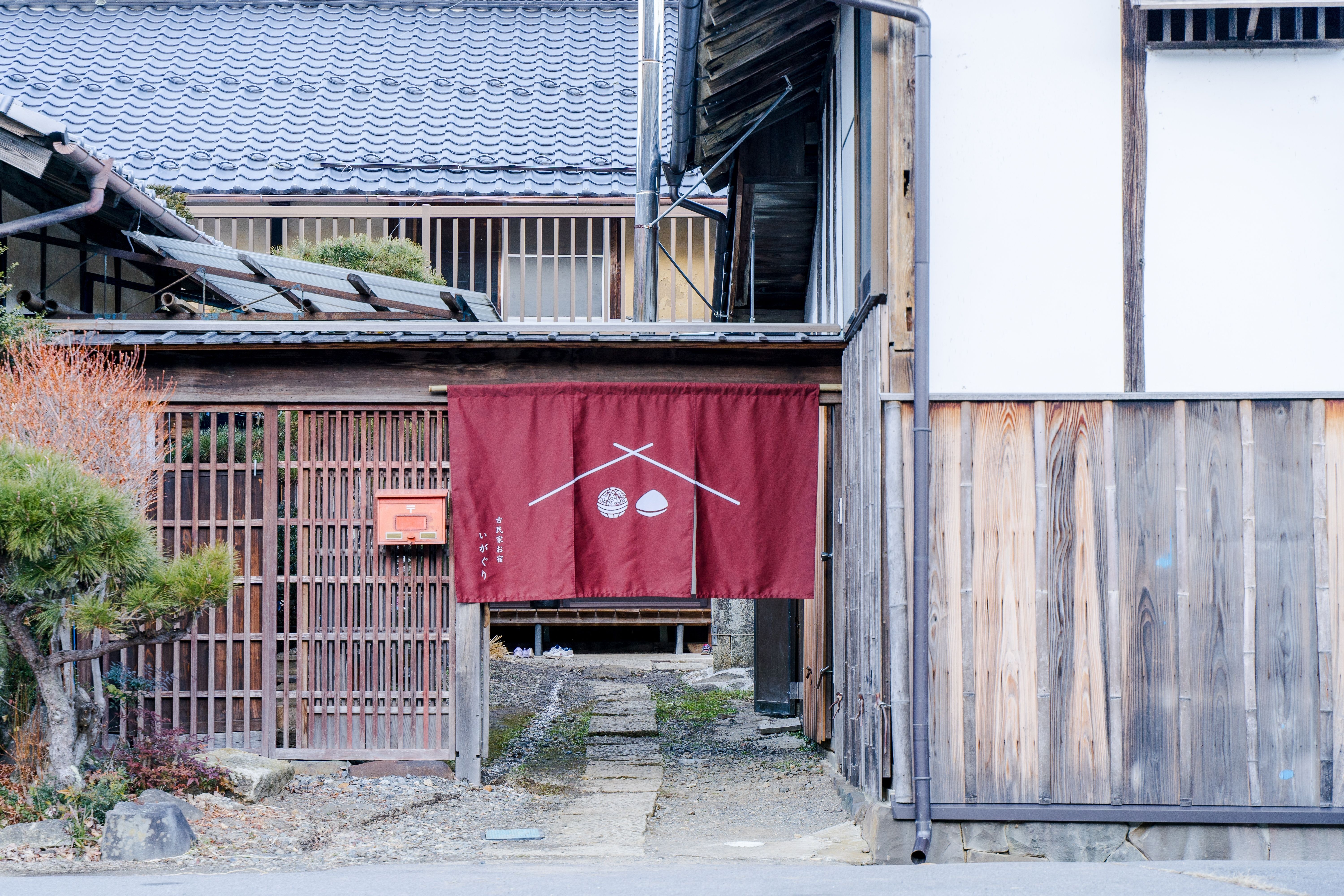 栗色の暖簾が目印の外観。