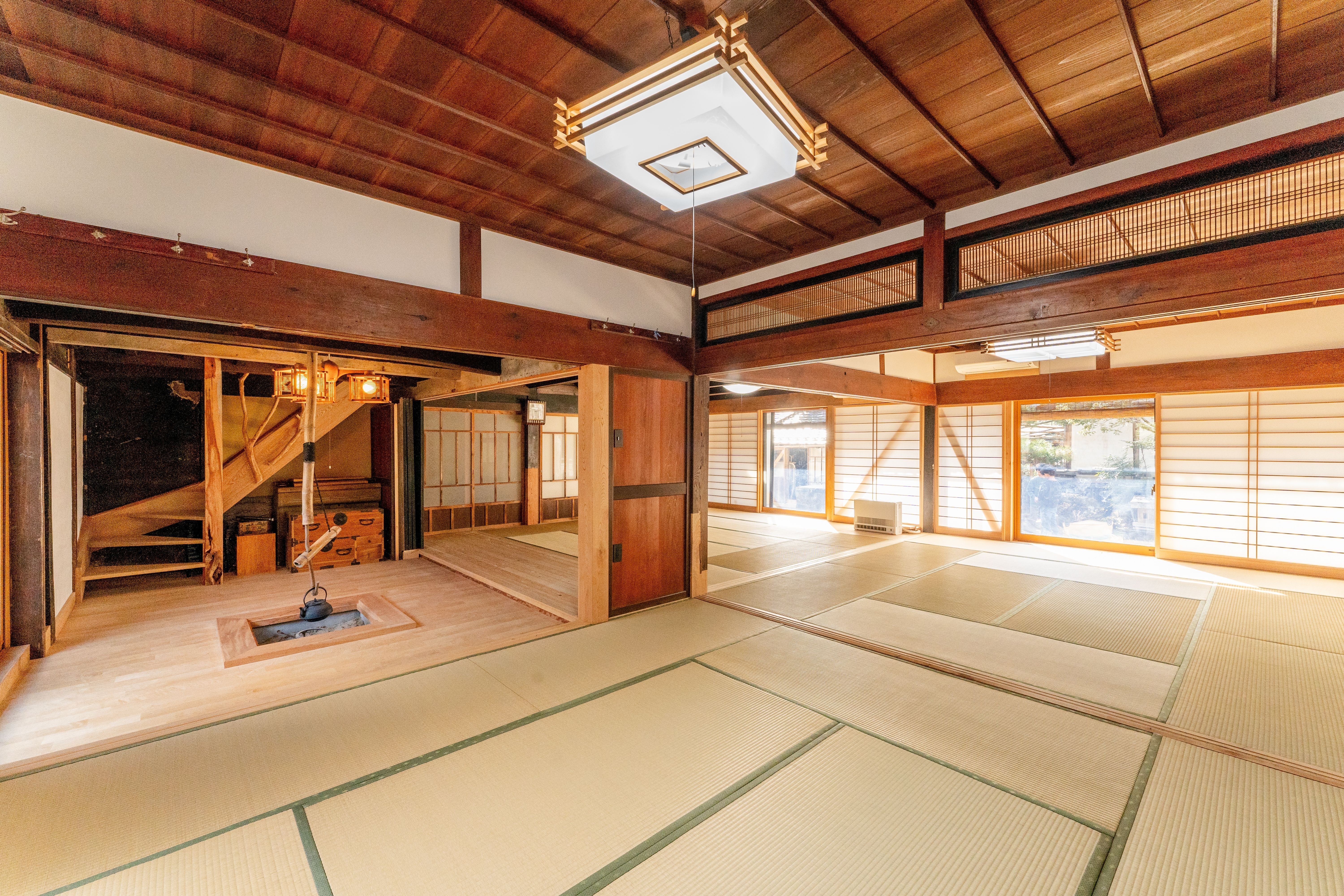 ４つの部屋の板戸を外すと約40畳の大広間に。囲炉裏も自由にご利用ください♪