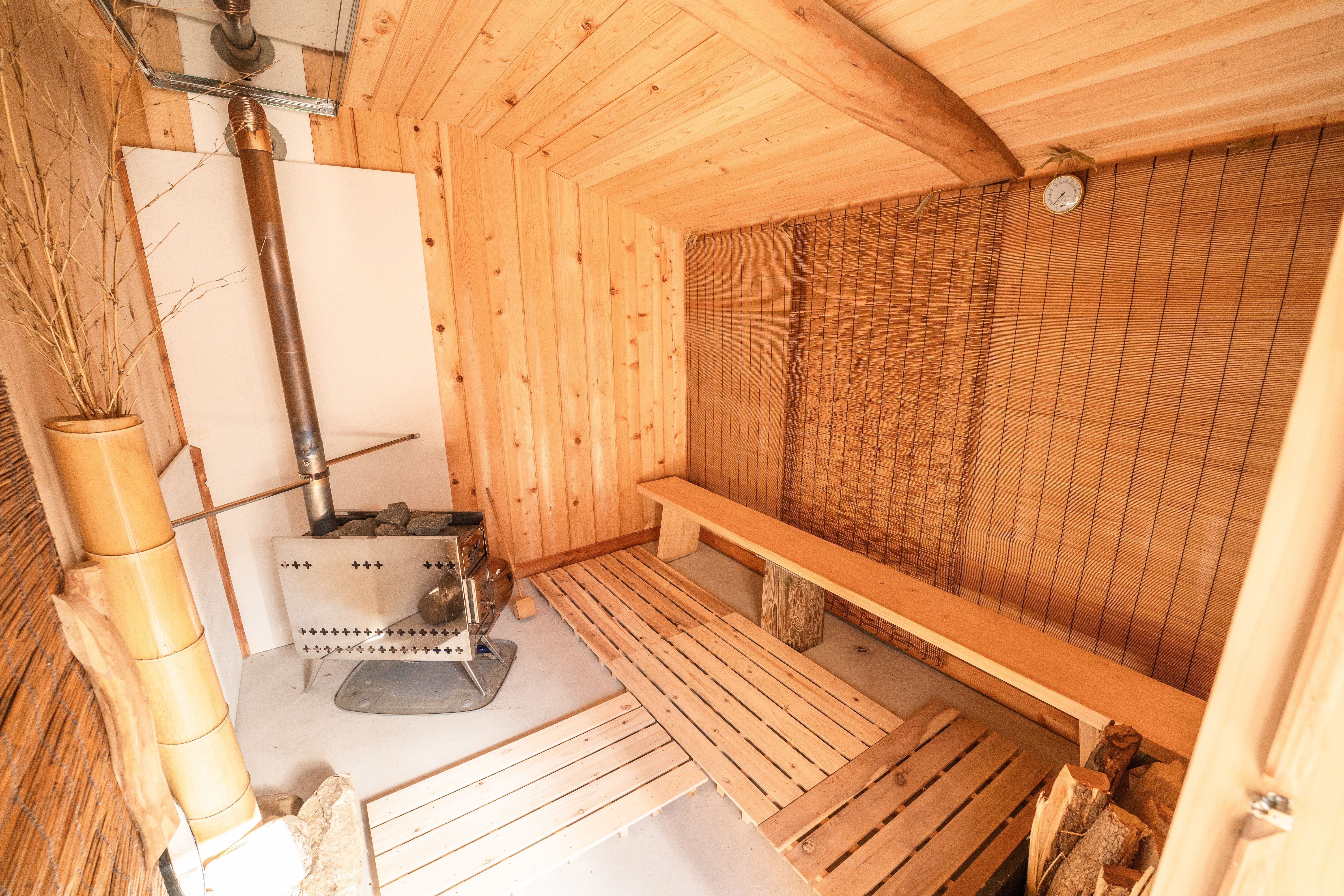 水風呂・シャワー完備の薪サウナ。ロウリュも可能です。
