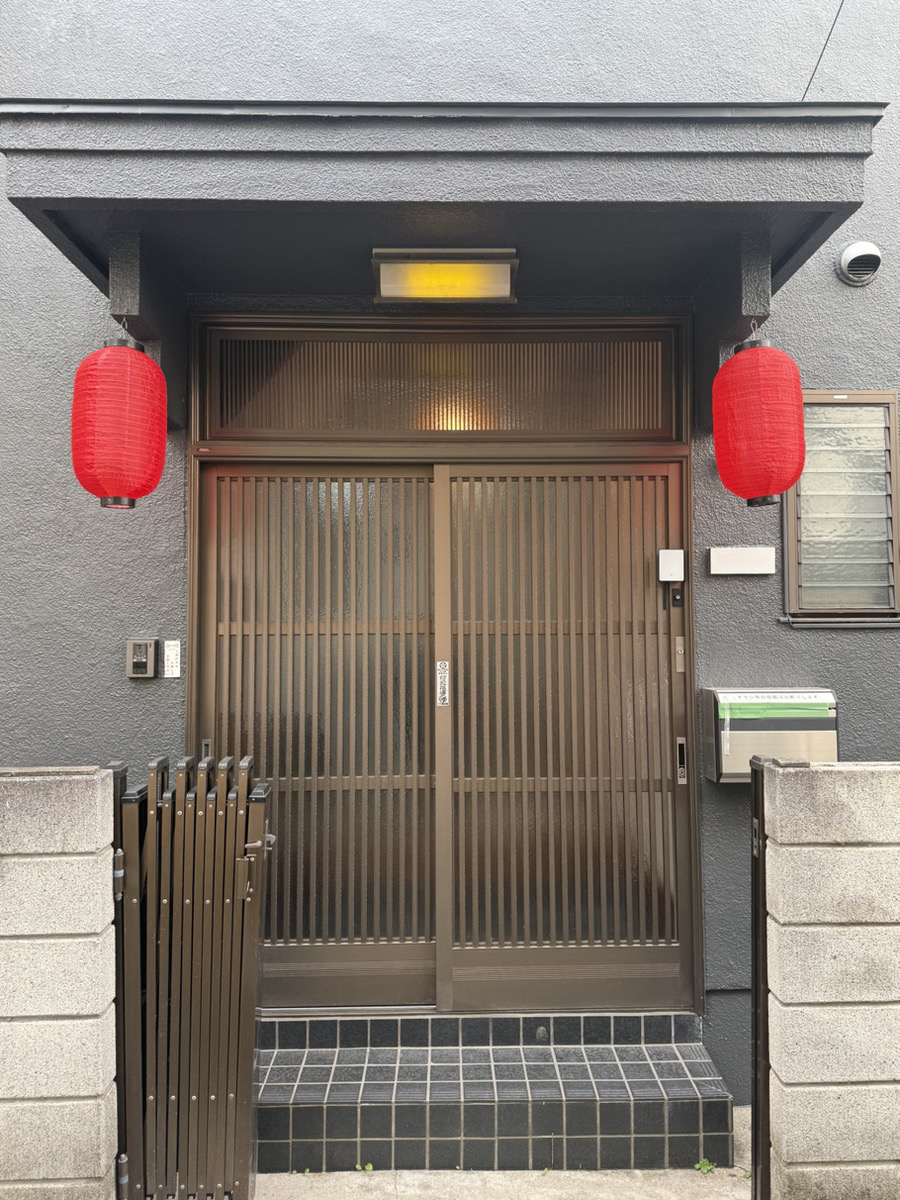 外観①正面玄関入口