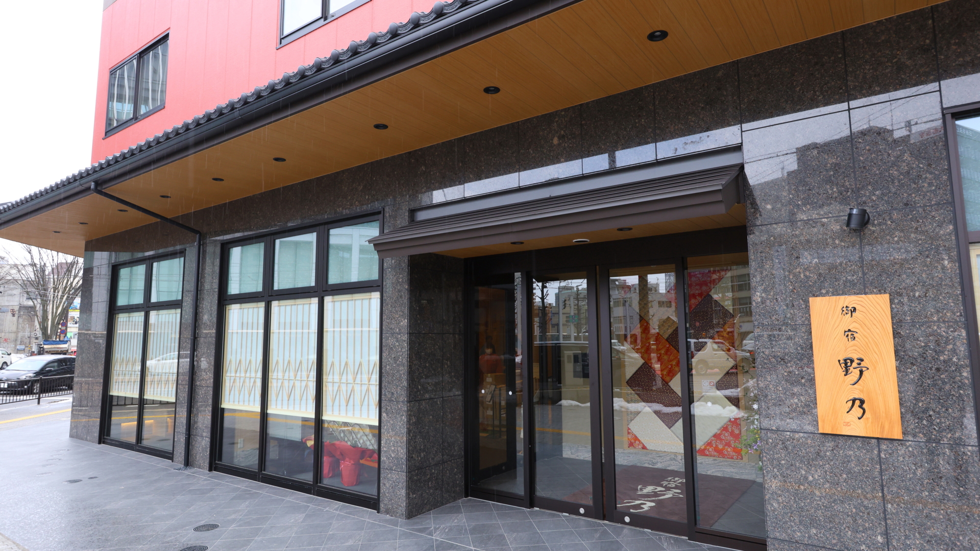 ◆正面玄関：昼