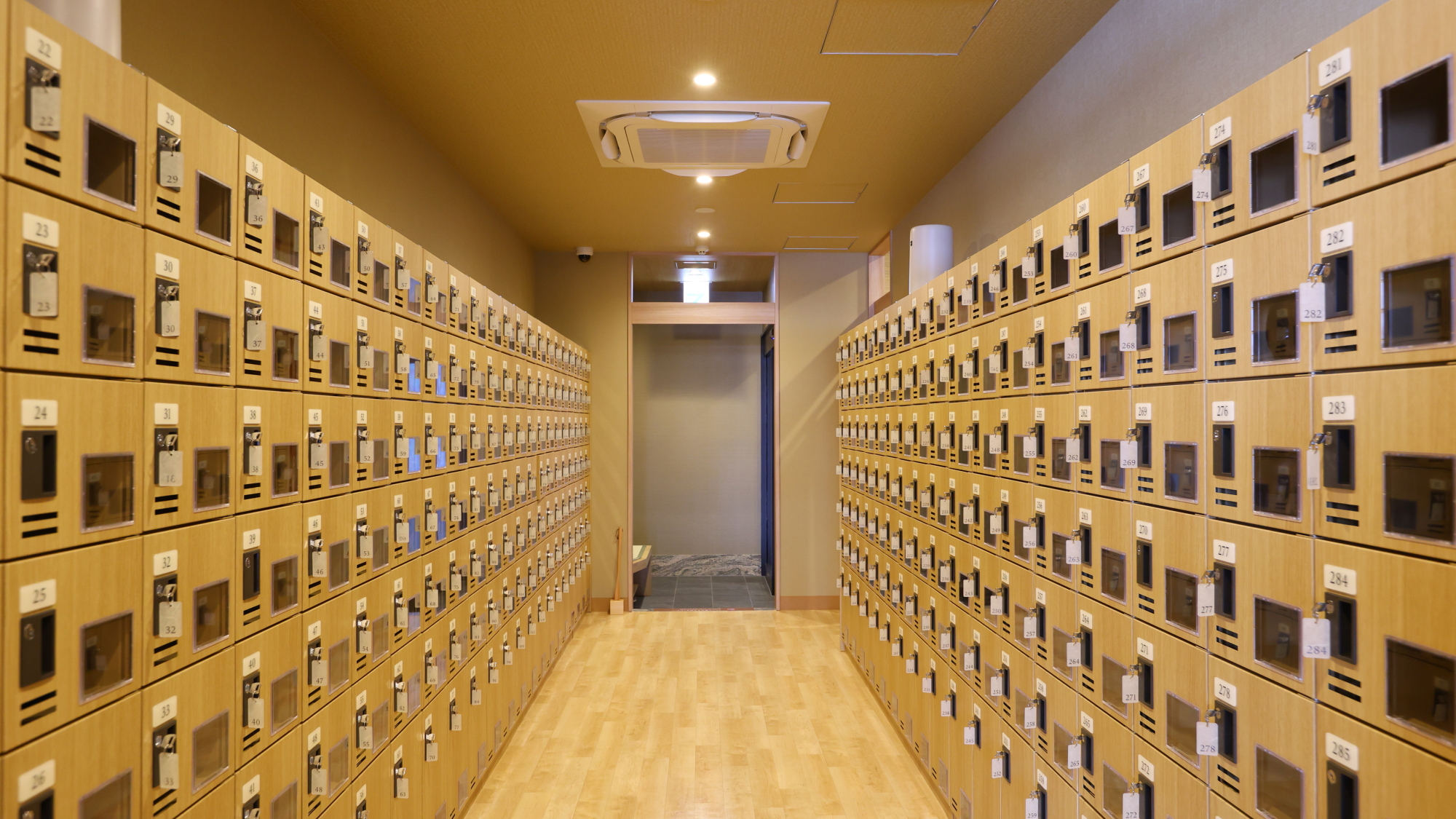 ◆下足処（1階鍵付きシューズロッカー）