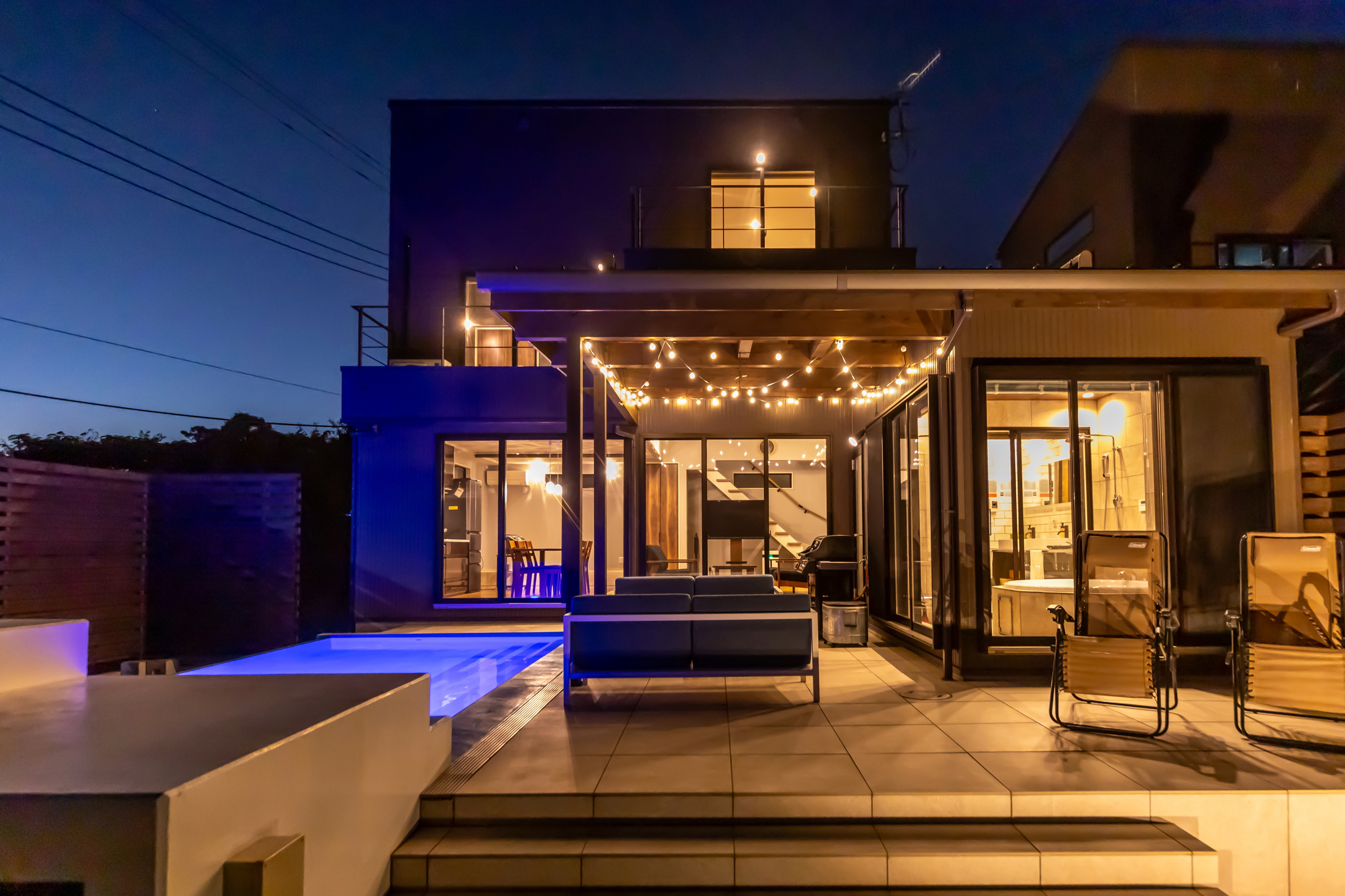 *【テラス（夜）】日が暮れた後も快適にBBQやプールをお楽しみいただけます。