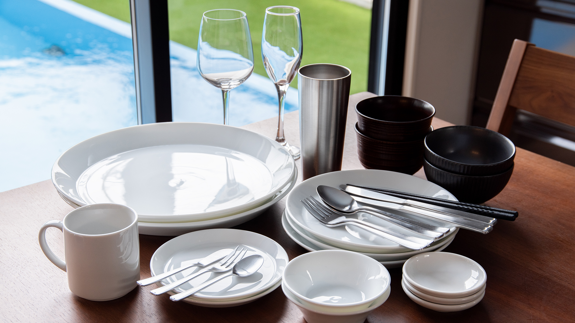 *【キッチングッズ】食器やカトラリーは大人数でも安心。