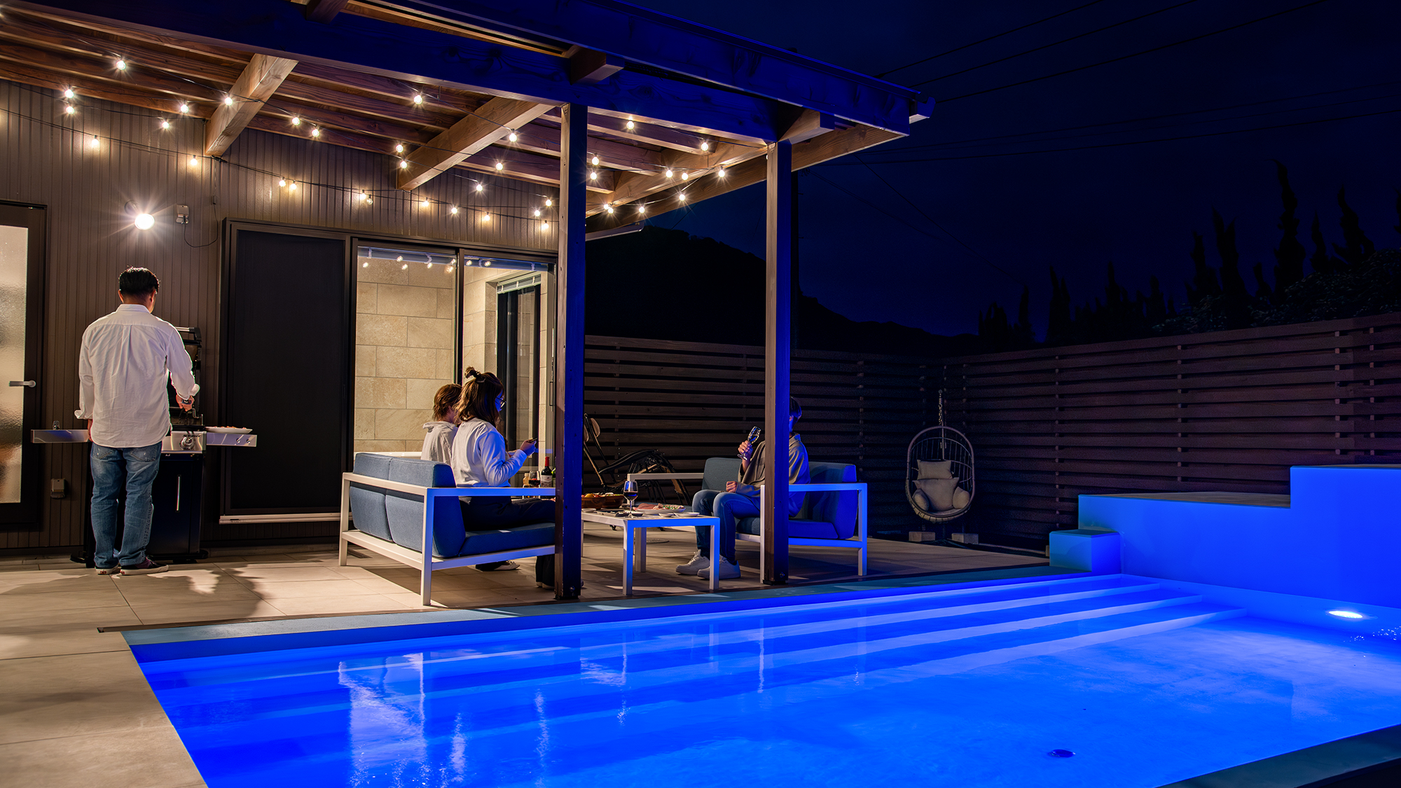 *【テラス（夜）】会話が弾む、リラックスした大人の夜。