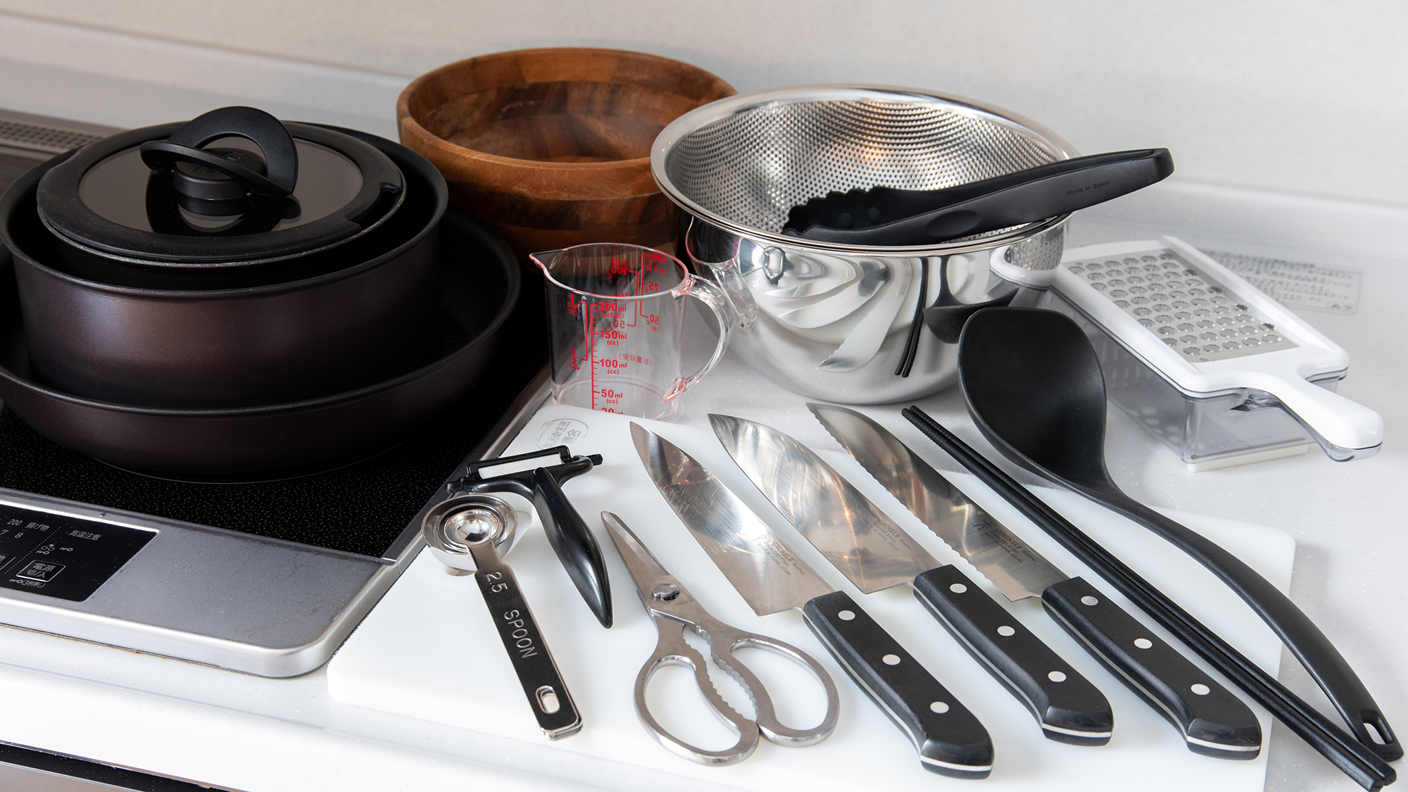 *【キッチングッズ】調理器具や包丁もフル装備で安心。