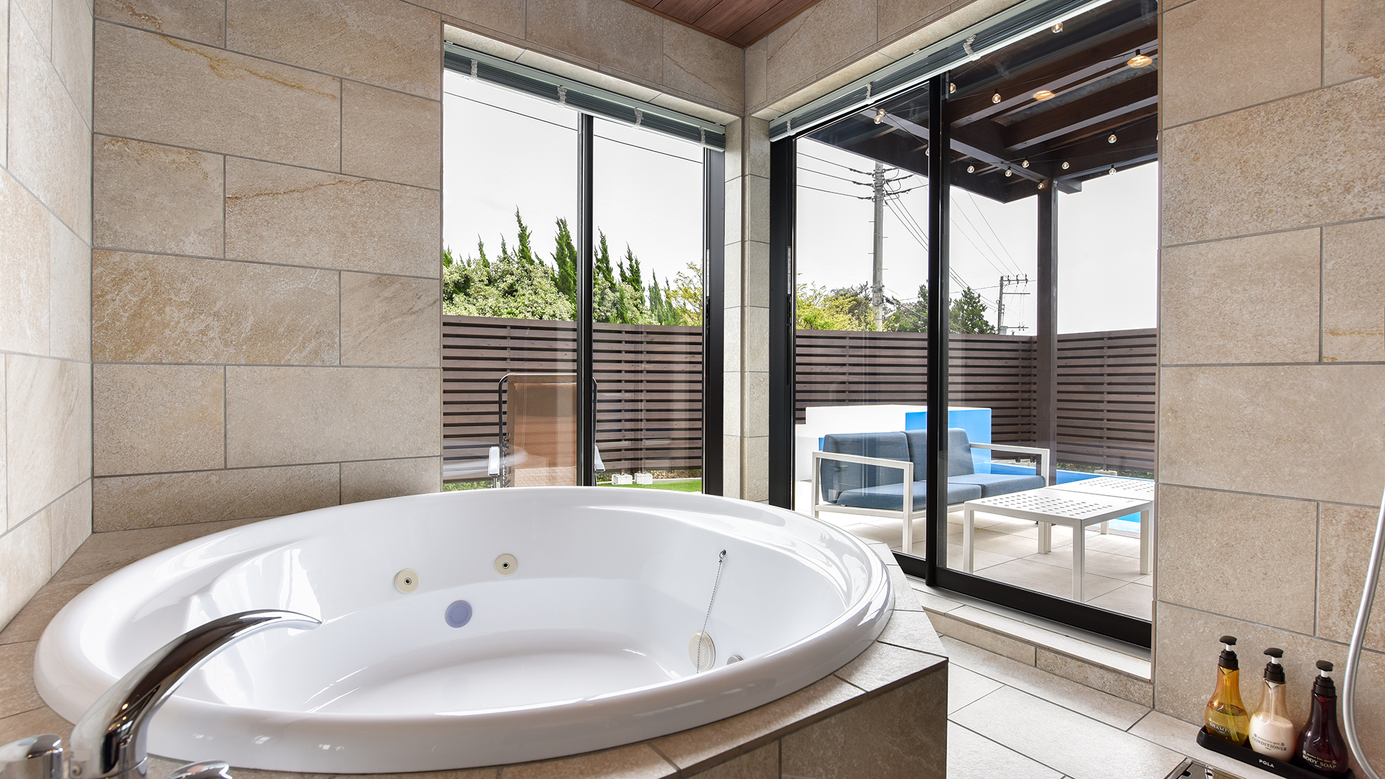 *【バスルーム】自然光を感じながら至福のバスタイムを満喫。