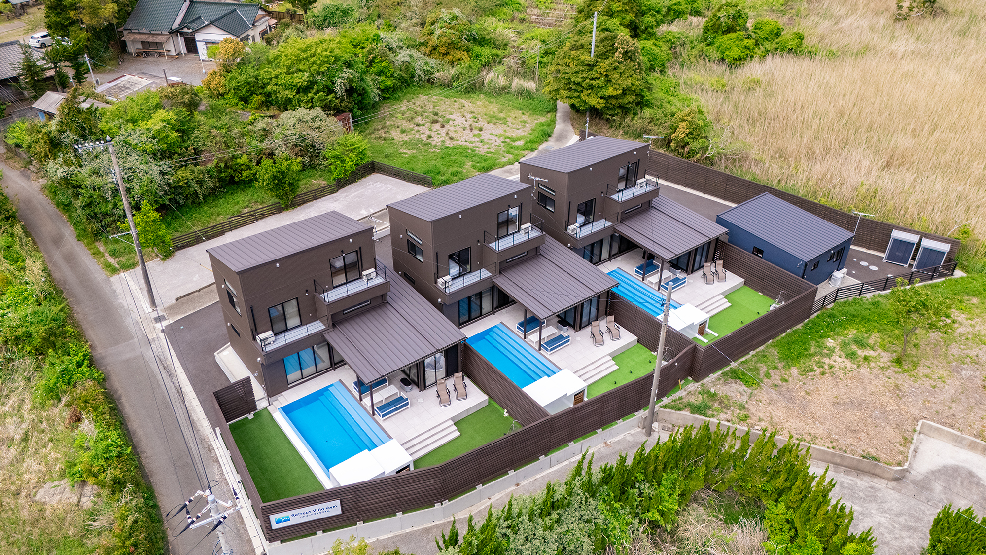 *【外観（ドローン）】全棟プライベートプール付きの豪華仕様。