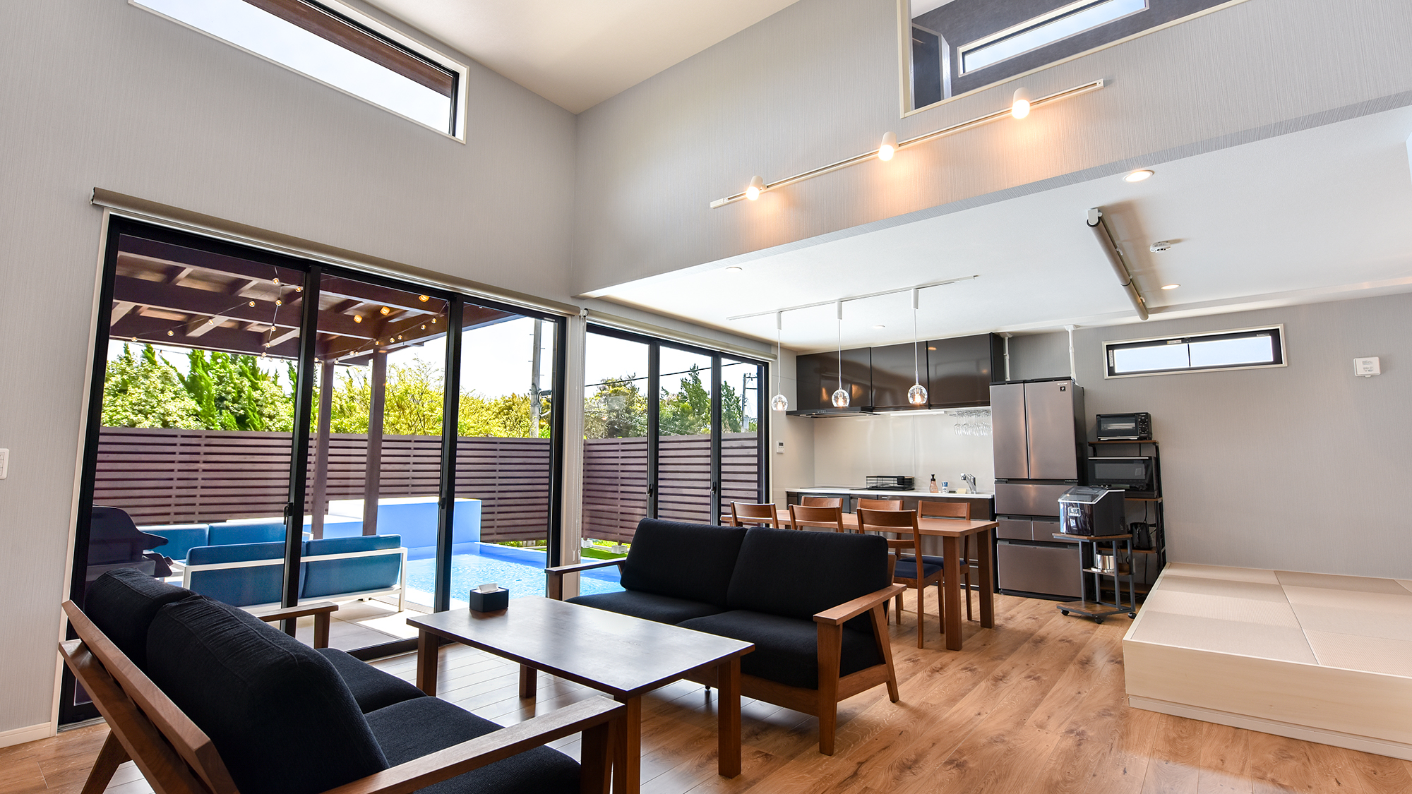 *【リビング（1階）】開放感あふれるリビングで心やすらぐ休日を。