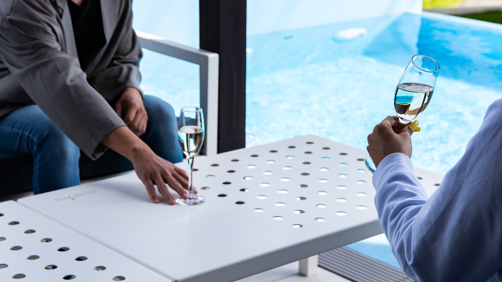 *【プールサイド】会話と共に弾む、くつろぎのひととき。