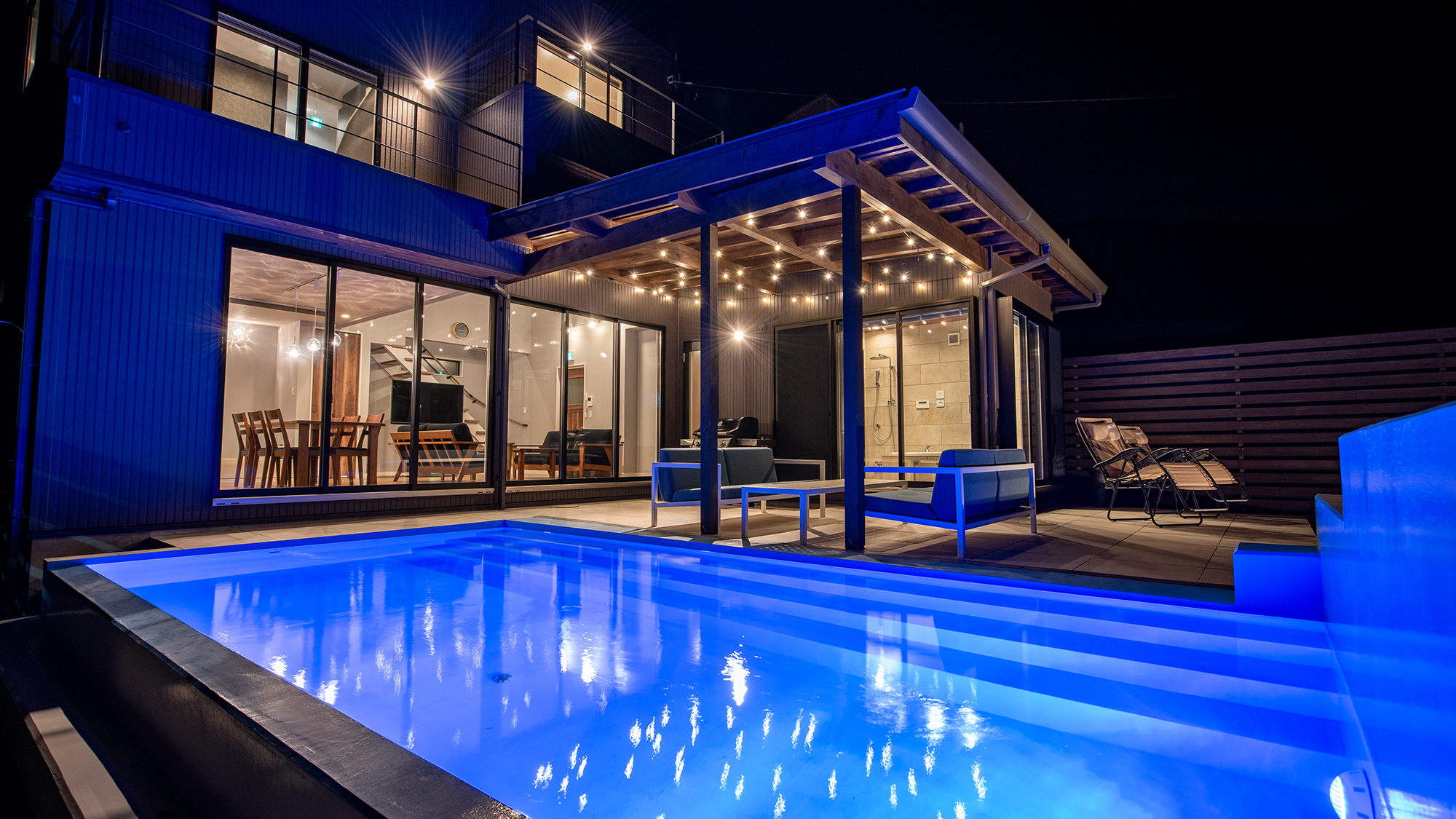 ライトアップされたプールで楽しむ夜のひととき