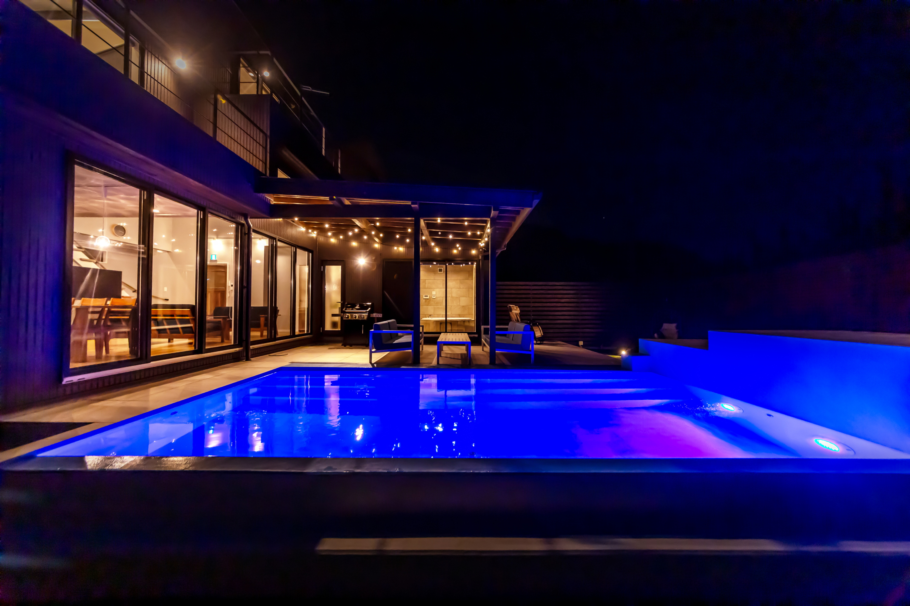 *【プール（夜）】広々としたナイトプールで泳ぐラグジュアリーな体験。