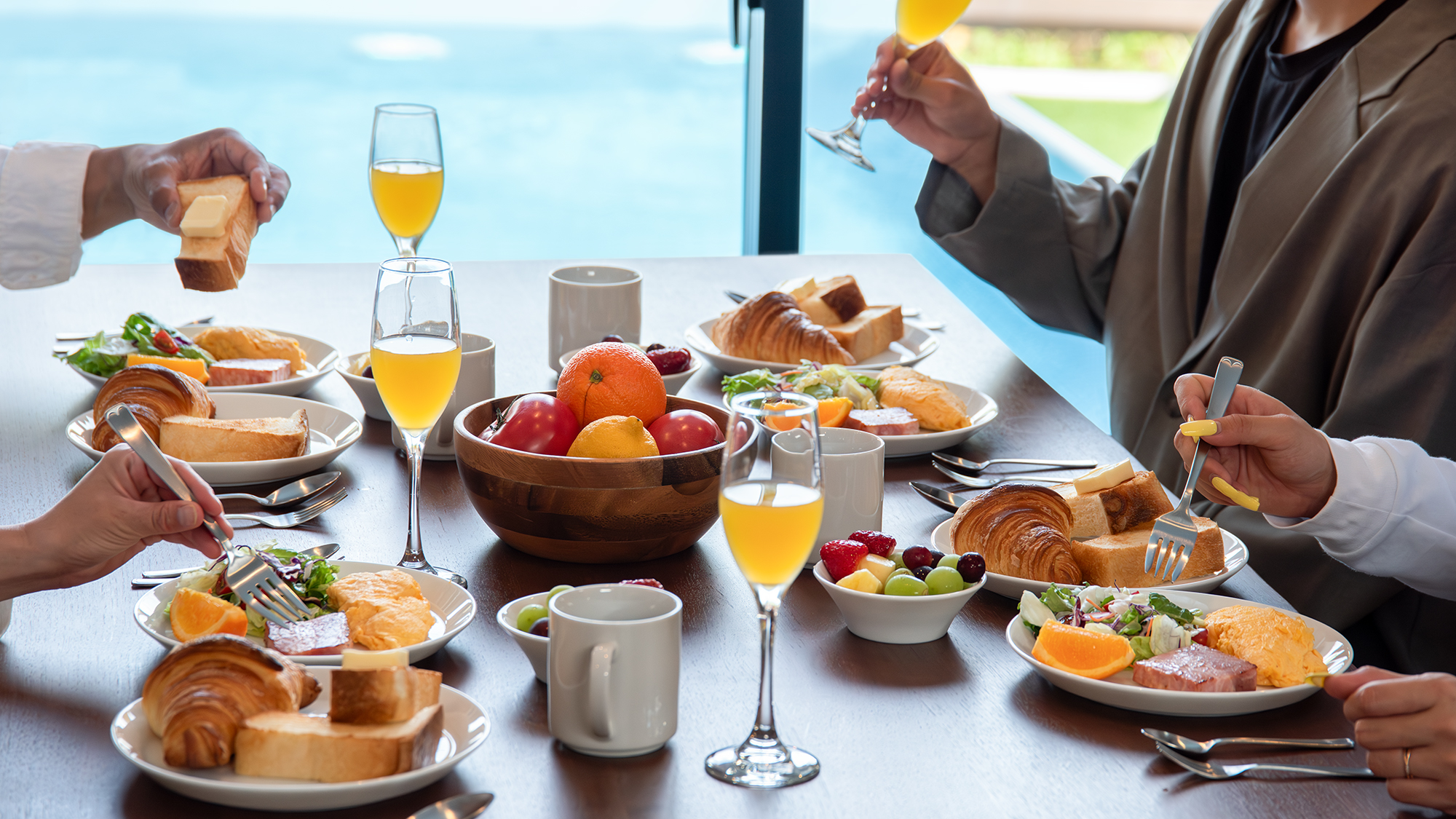 *【朝食イメージ】朝の光に包まれたダイニングで爽やかな一日を。